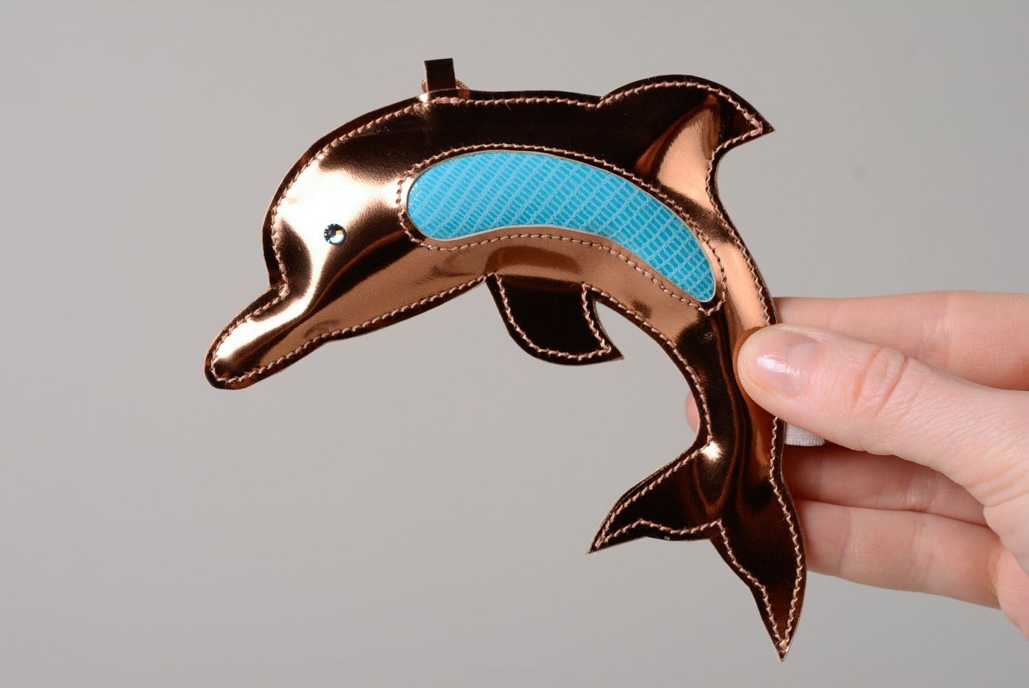 Llavero hecho a mano de cuero natural con forma de delfín original  foto 2