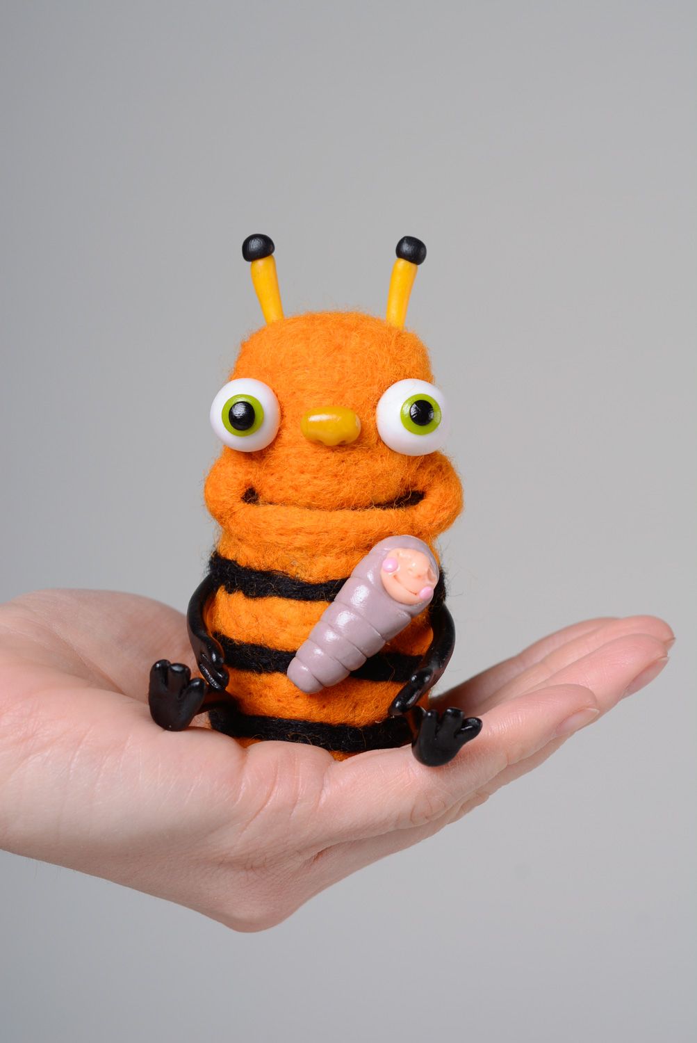 Шерстяная миниатюрная валяная игрушка Пчела фото 5