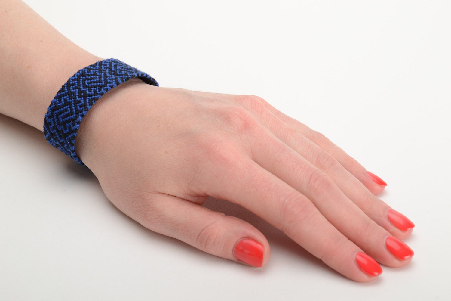 Bracelet tressé fait main en fils moulinés accessoire stylé bleu foncé ethnique photo 5