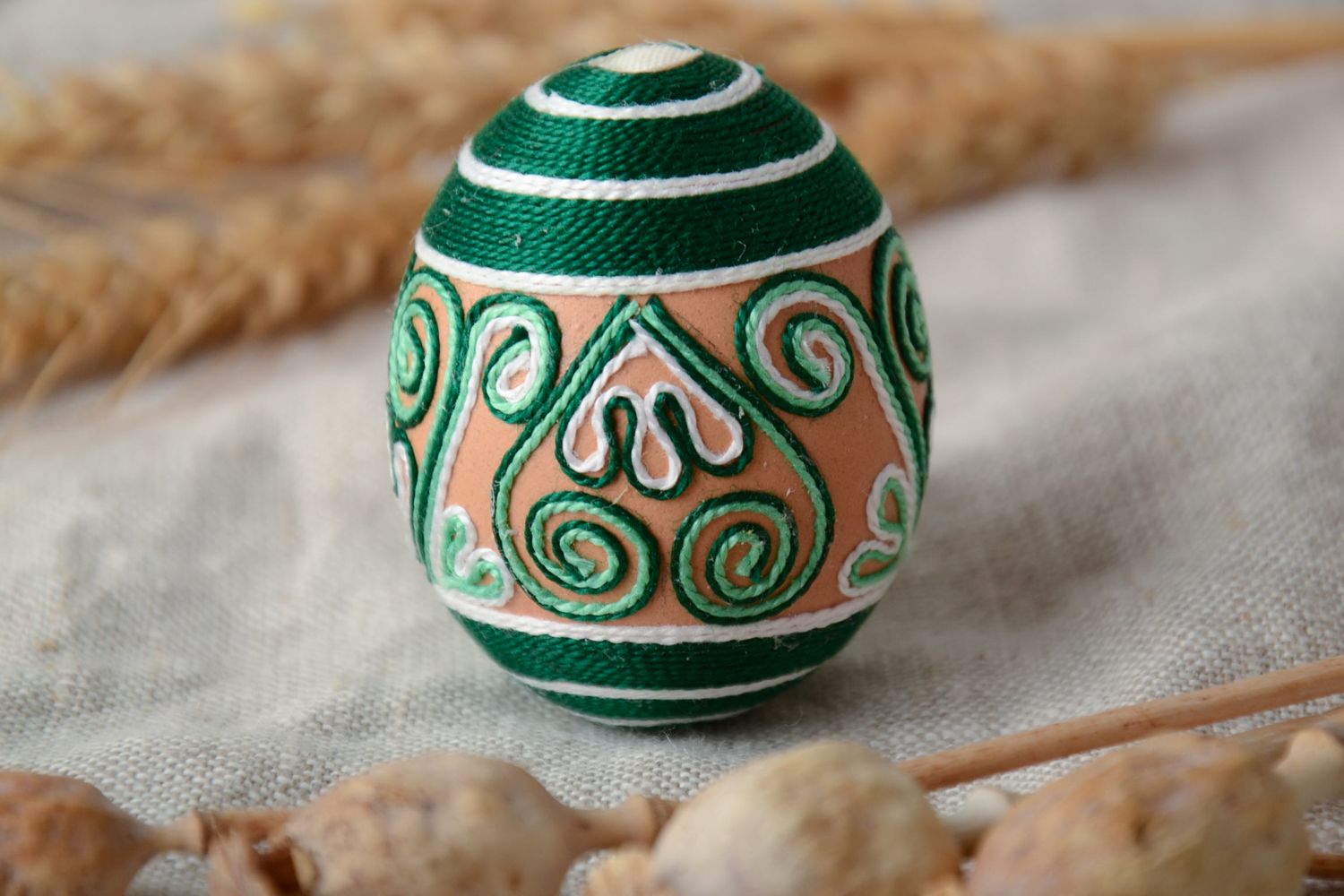 Bel oeuf de Pâques fait main original décoré de fils en soie de couleur verte photo 1
