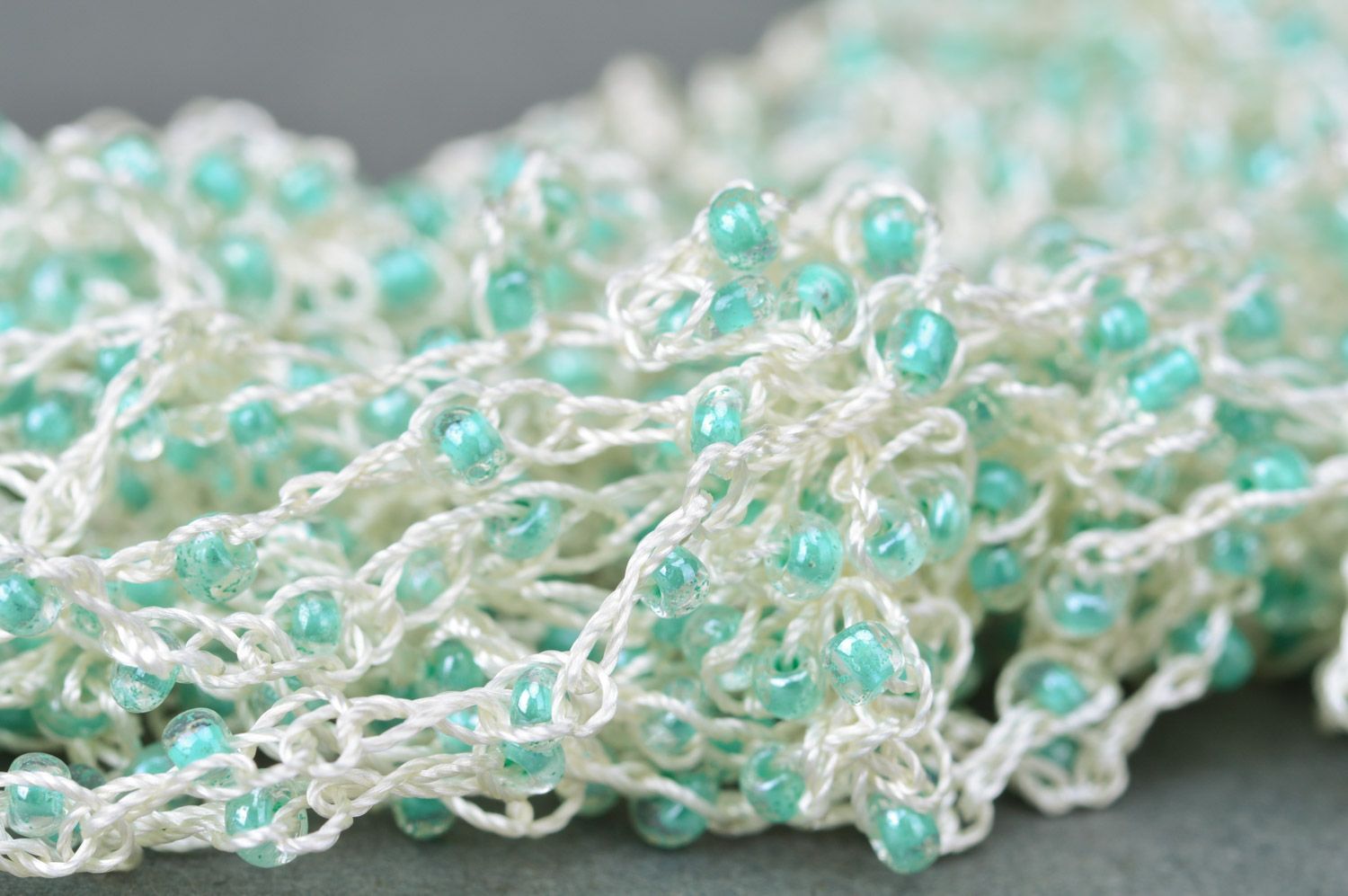 Long collier en perles de rocaille multirang blanc-bleu original fait main photo 4