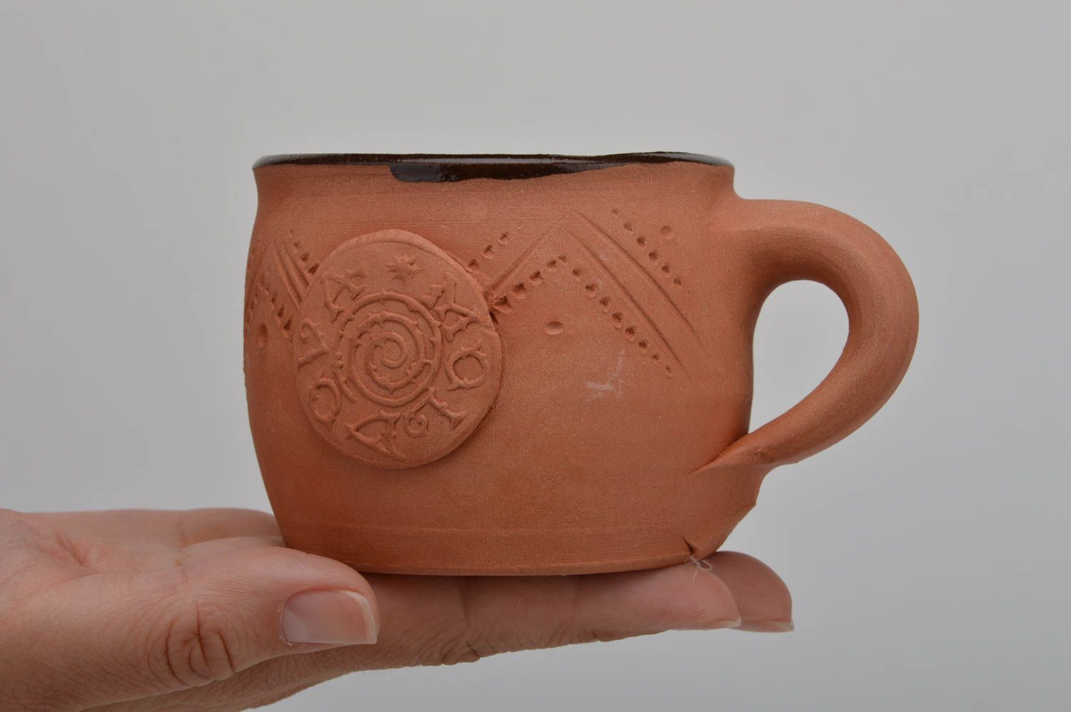 Mug en céramique décoré en relief marron clair taille moyenne fait main photo 3
