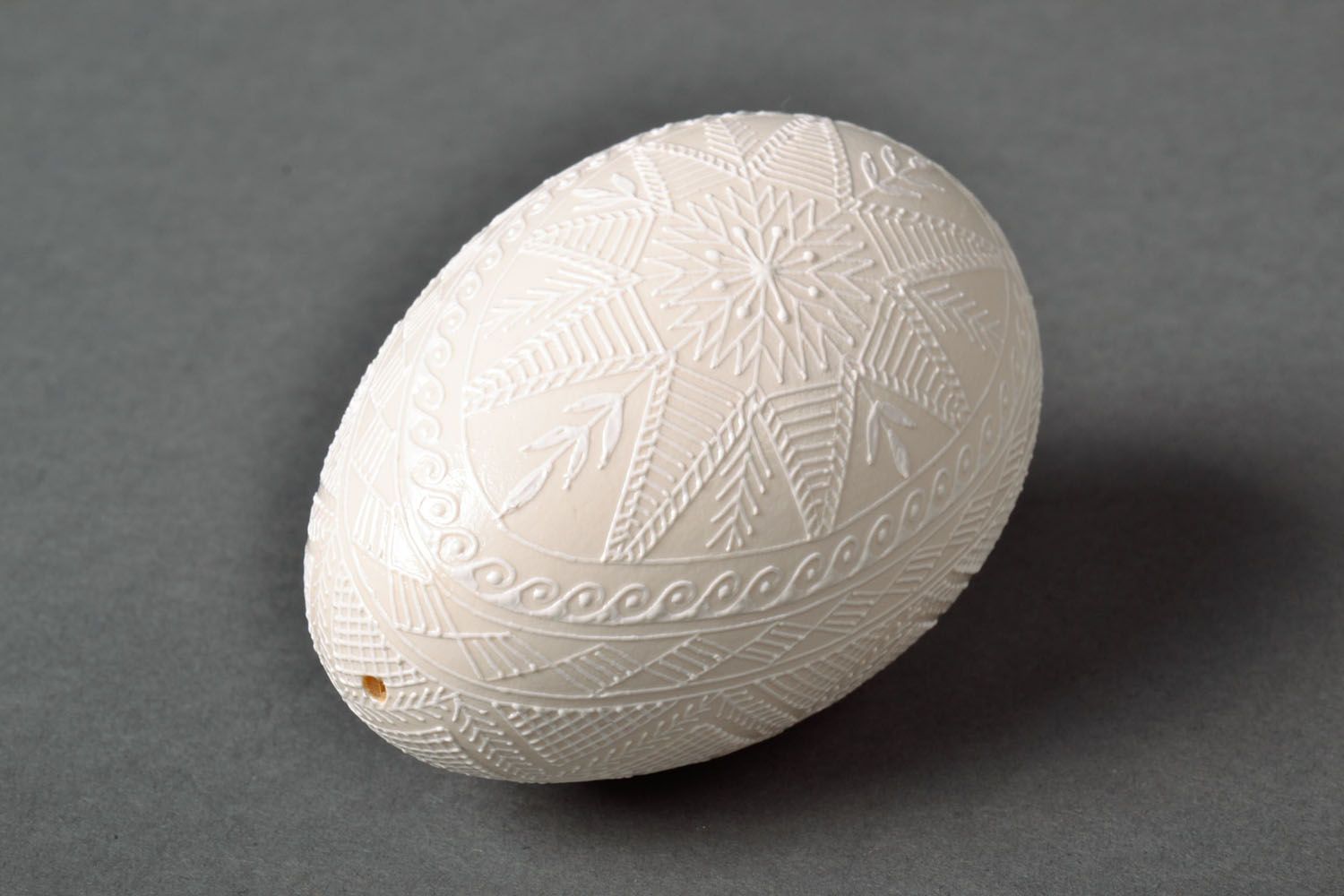 Huevo de Pascua blanco de ganso pintado con cera foto 4