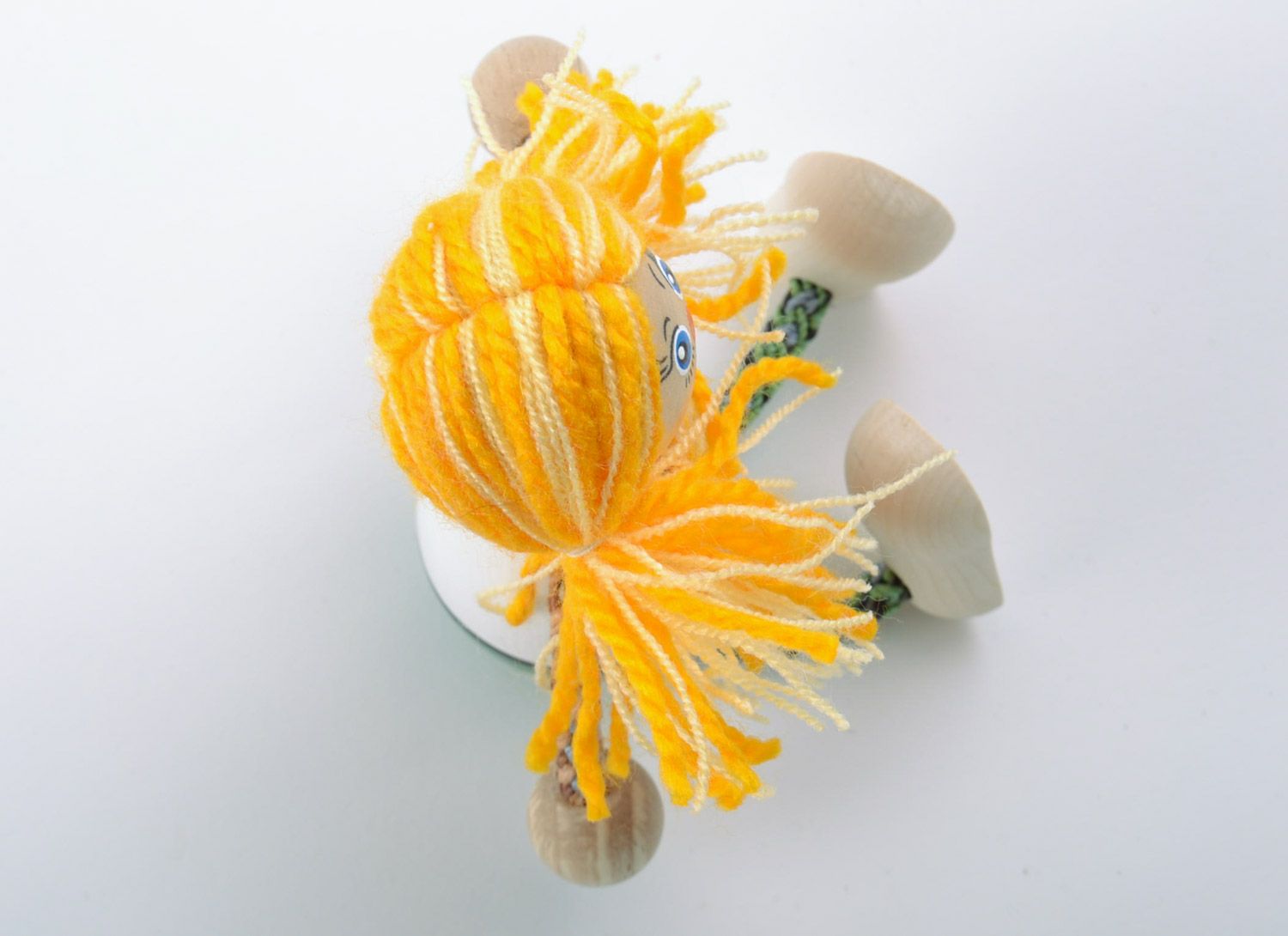 Jouet artisanal en bois de hêtre petit écolo fait main Fille aux cheveux jaunes photo 5