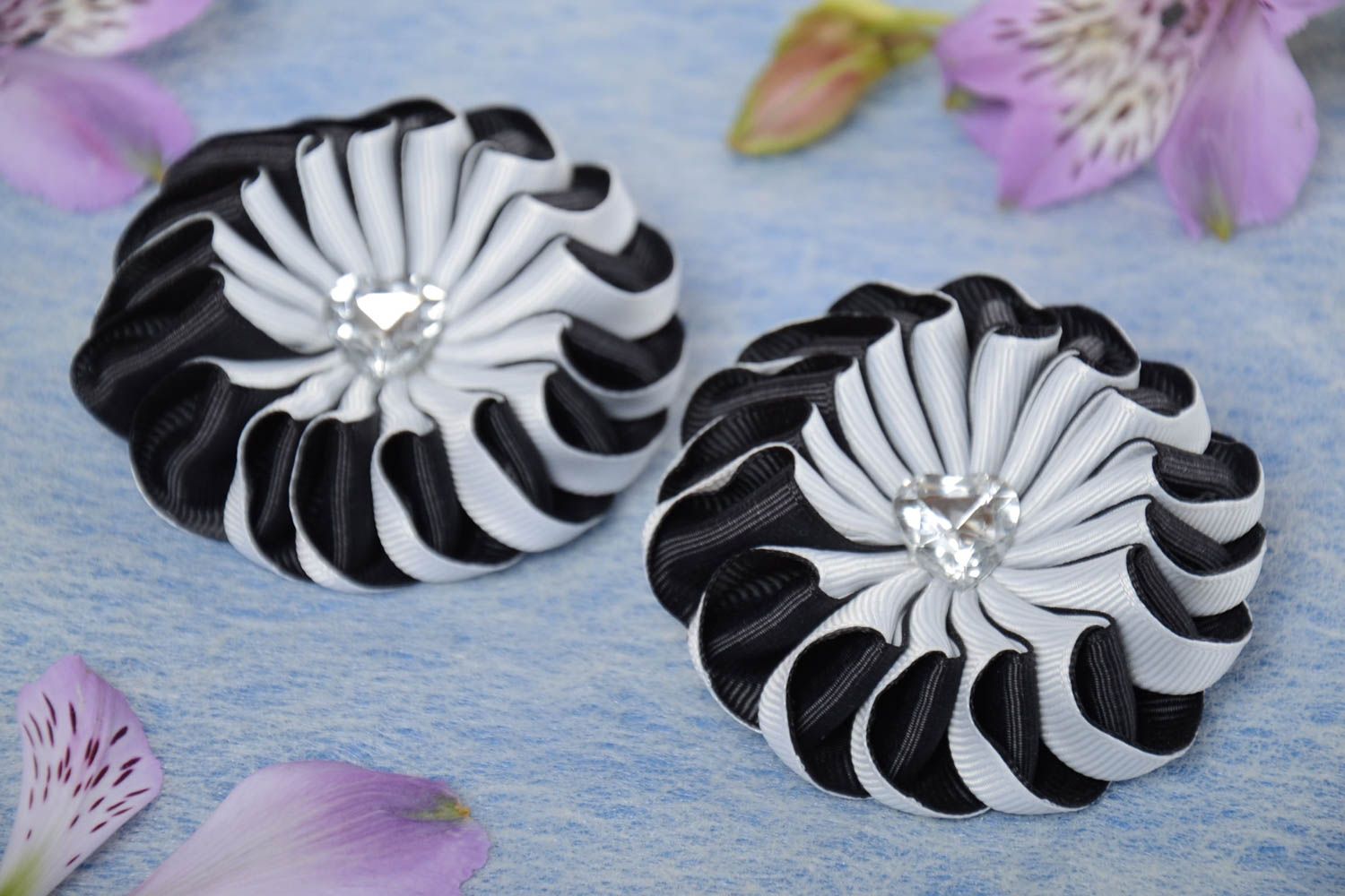 Ensemble d'élastiques à cheveux noir blanc fleurs en satin faits main 2 pièces photo 1