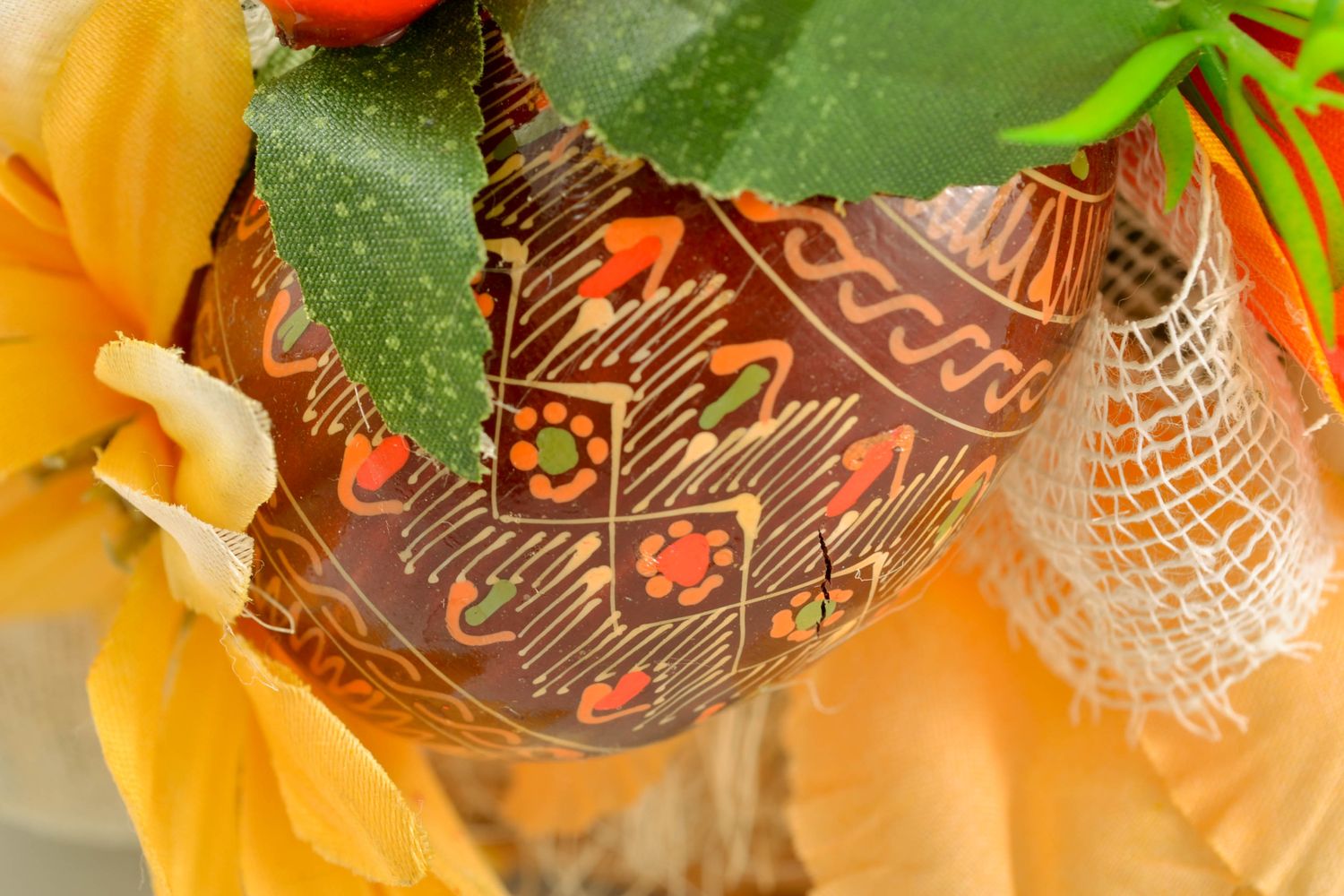 Плетеная пасхальная корзина с цветами фото 2