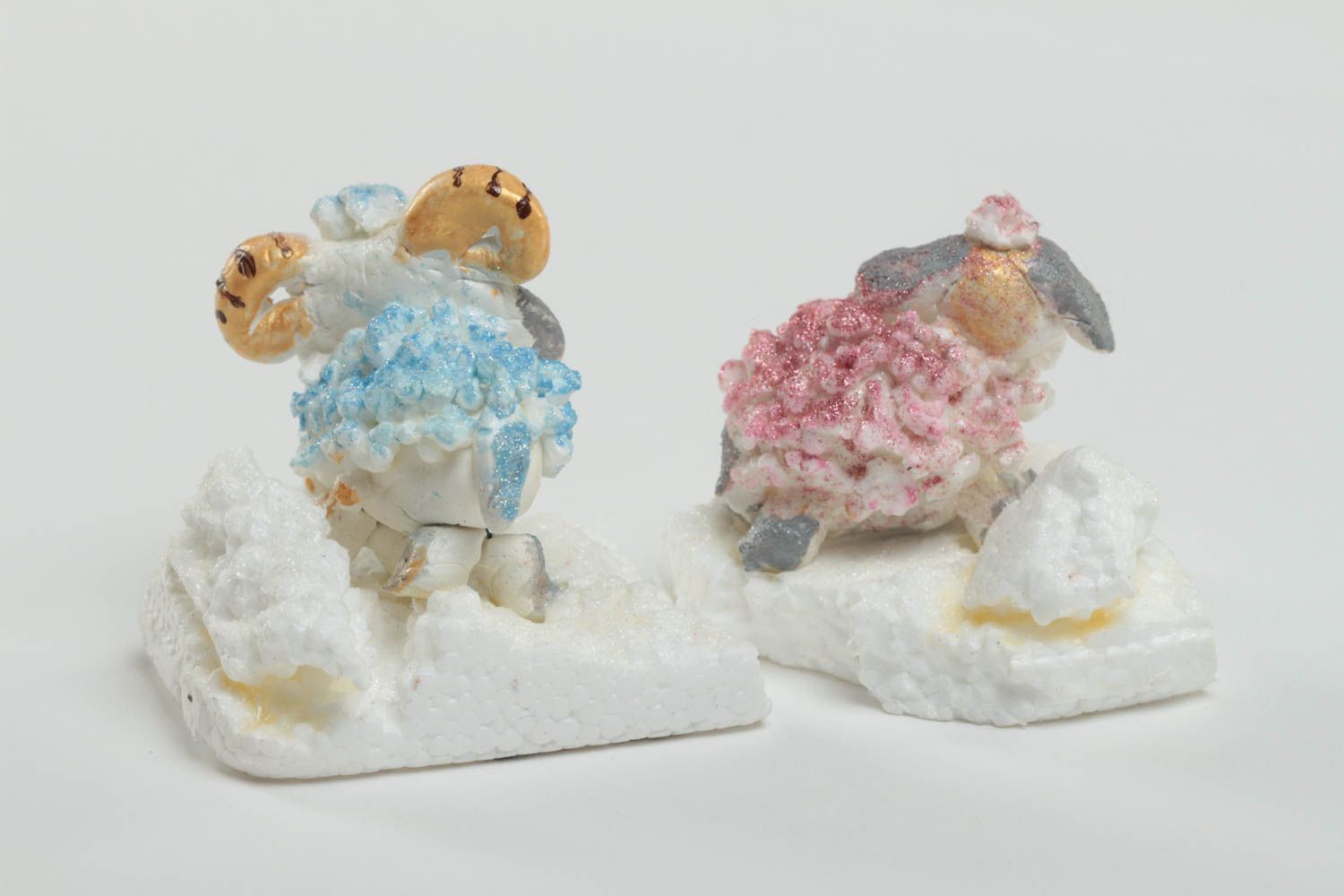 Figurines décoratives faites main en argile polymère peintes Moutons 2 pièces photo 3