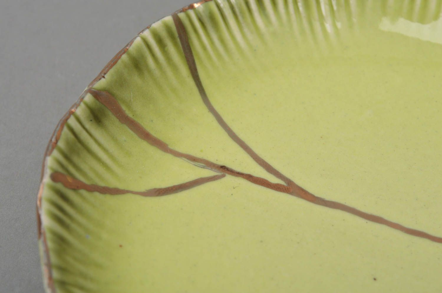 Soucoupe en porcelaine vert olive à bord ondulé faite main design original photo 3