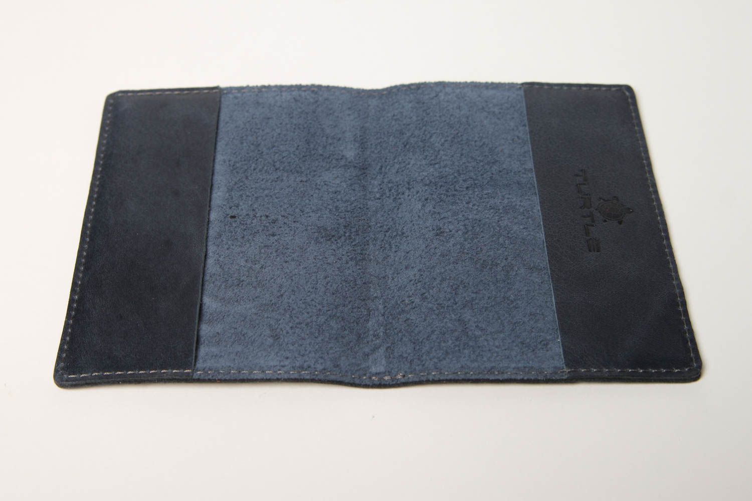 Оригинальный подарок хенд мейд кожаный аксессуар черна обложка на паспорт фото 5