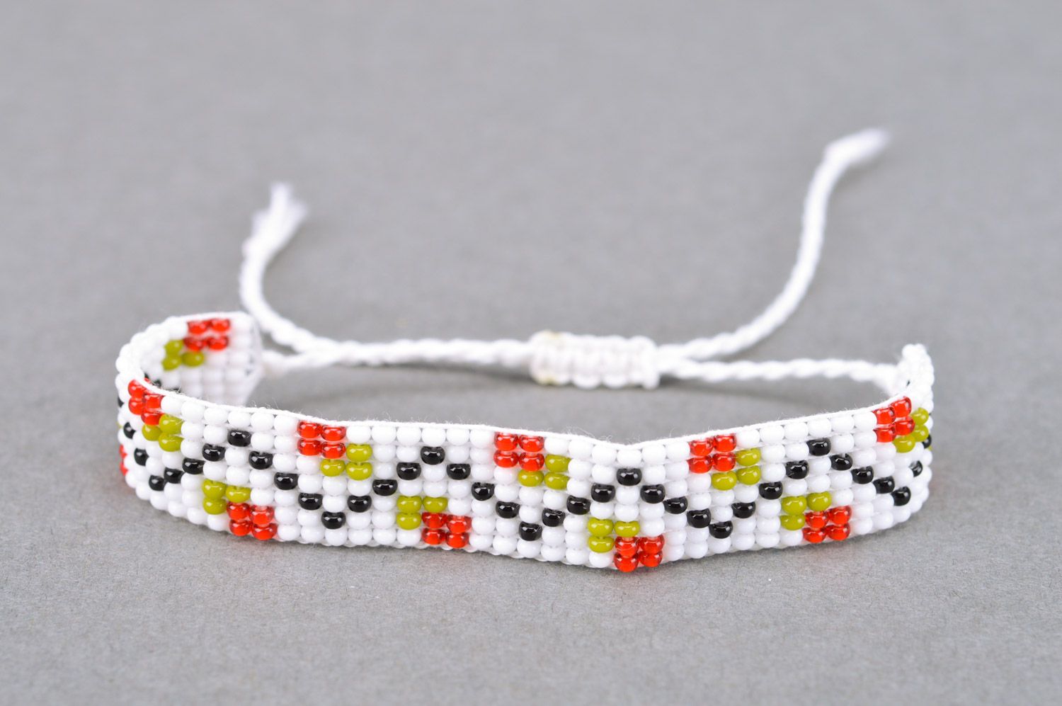 Weißes Armband aus Glasperlen mit Ornament für modische Damen handgemacht schön  foto 2