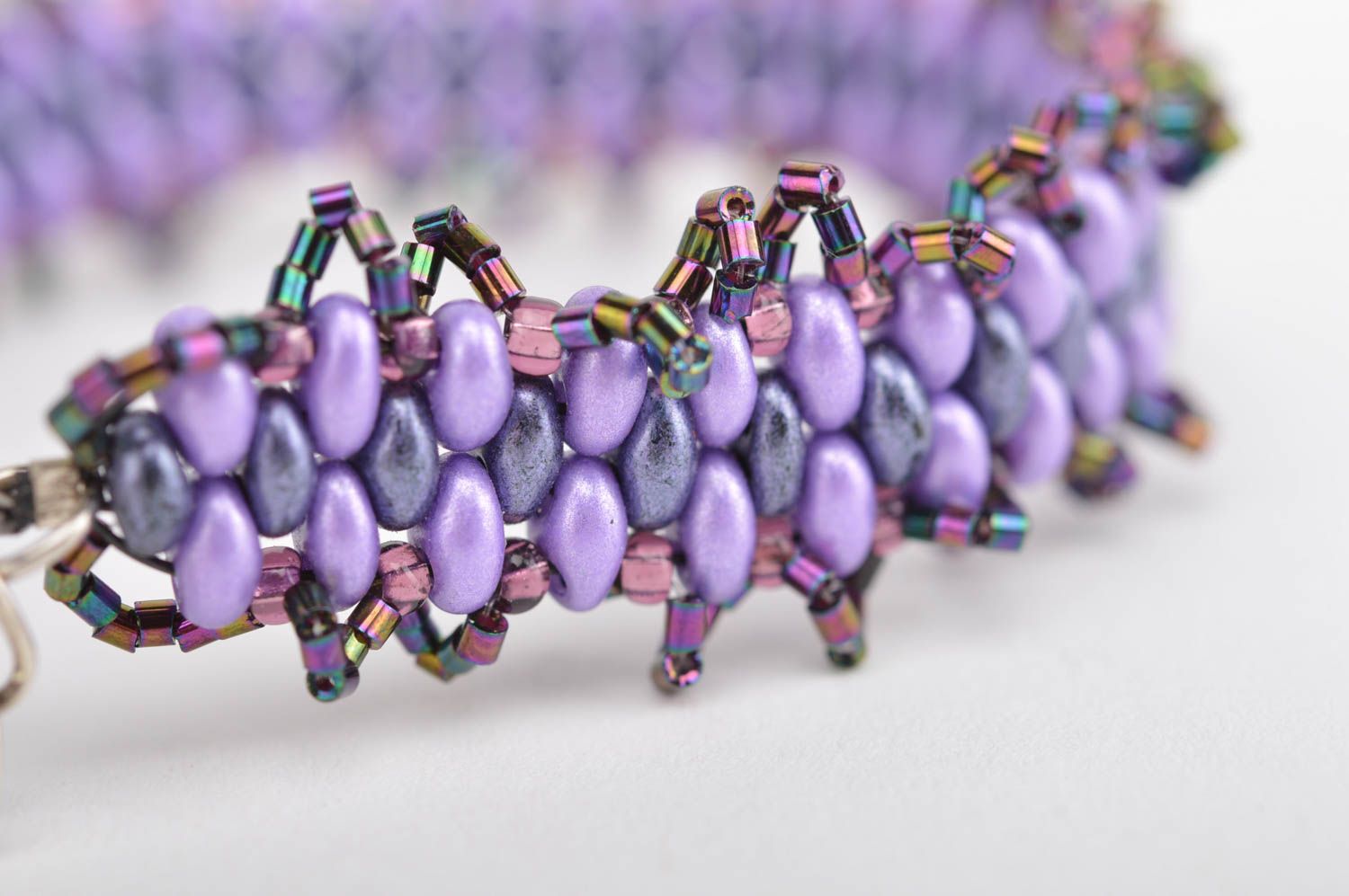 Красивый браслет плетеный из бусин фиолетового цвета украшение ручной работы фото 5