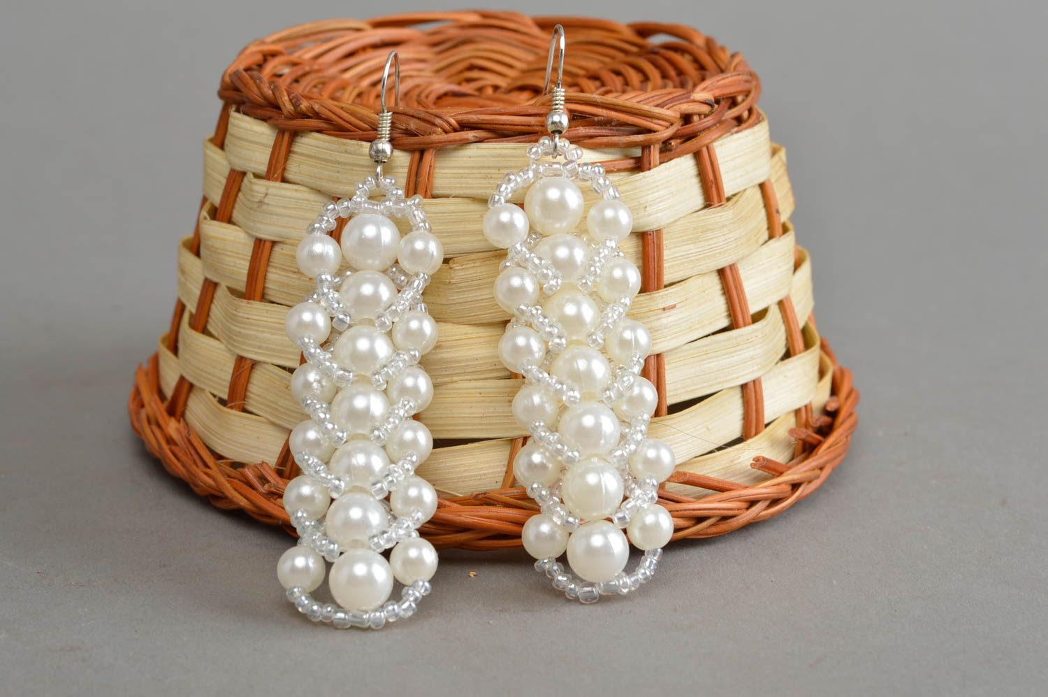 Weiße Gehänge Ohrringe aus Glasperlen und Perlen eizigartig feierlich handmade foto 1
