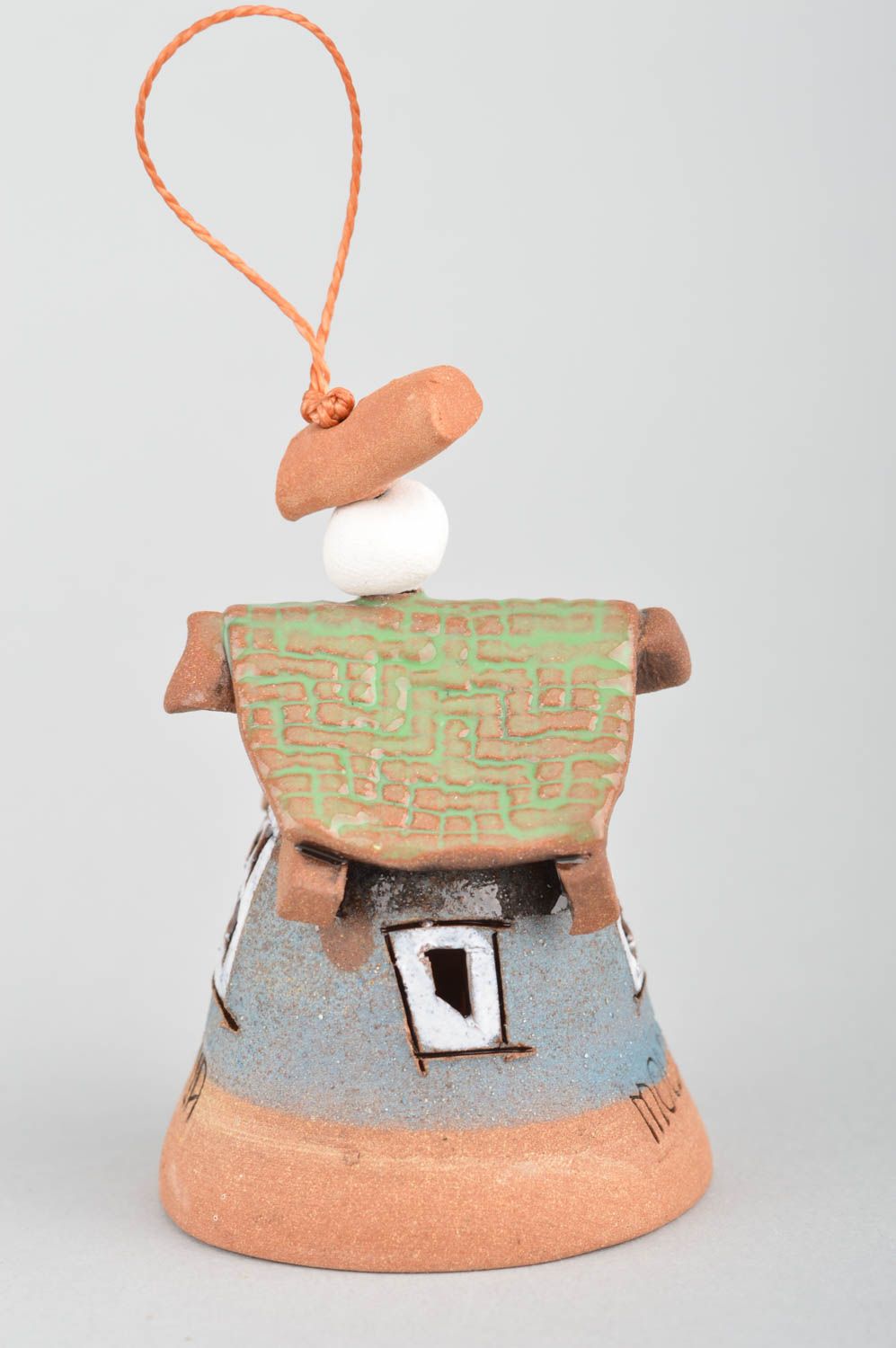 Глиняный колокольчик расписанный глазурью ручной работы в виде красивого домика  фото 5