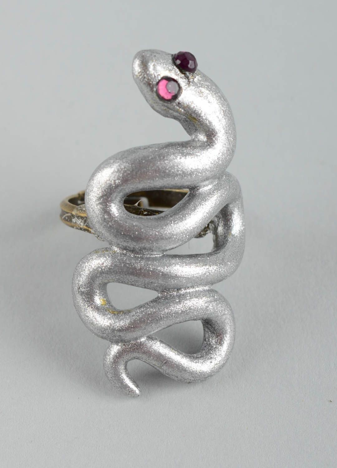 Серебристый перстень из полимерной глины ручной работы в виде змеи красивый фото 3