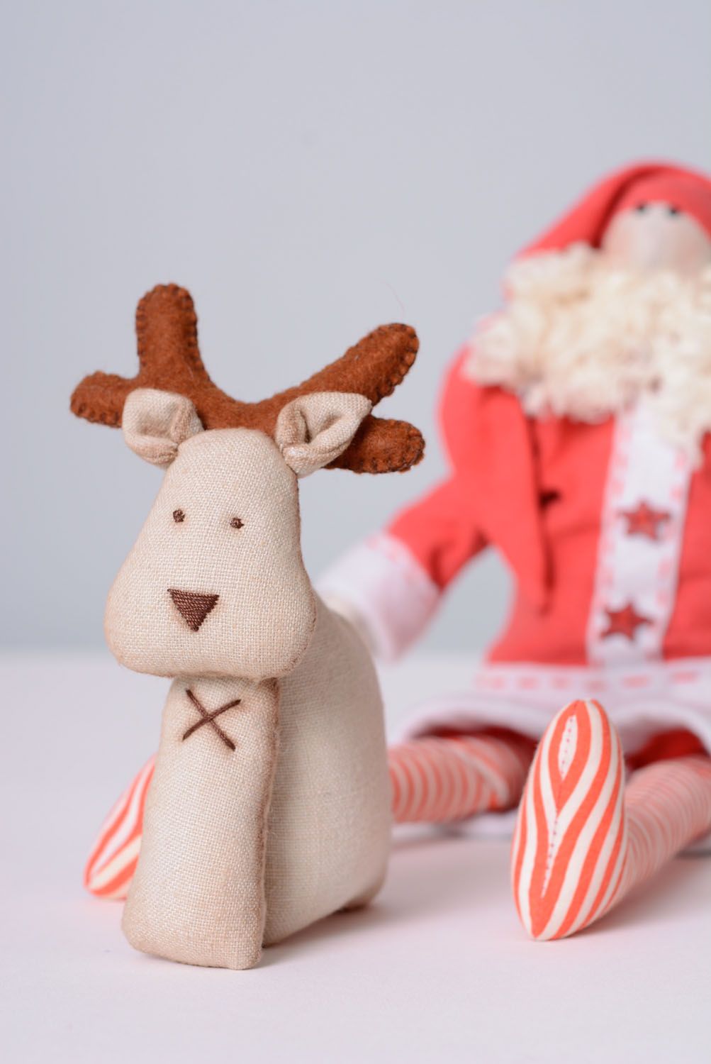 Papai Noel artesanal com um cervo  foto 2