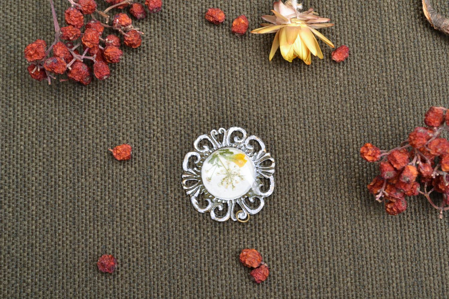 Pendant with real flowers coated with epoxy photo 1