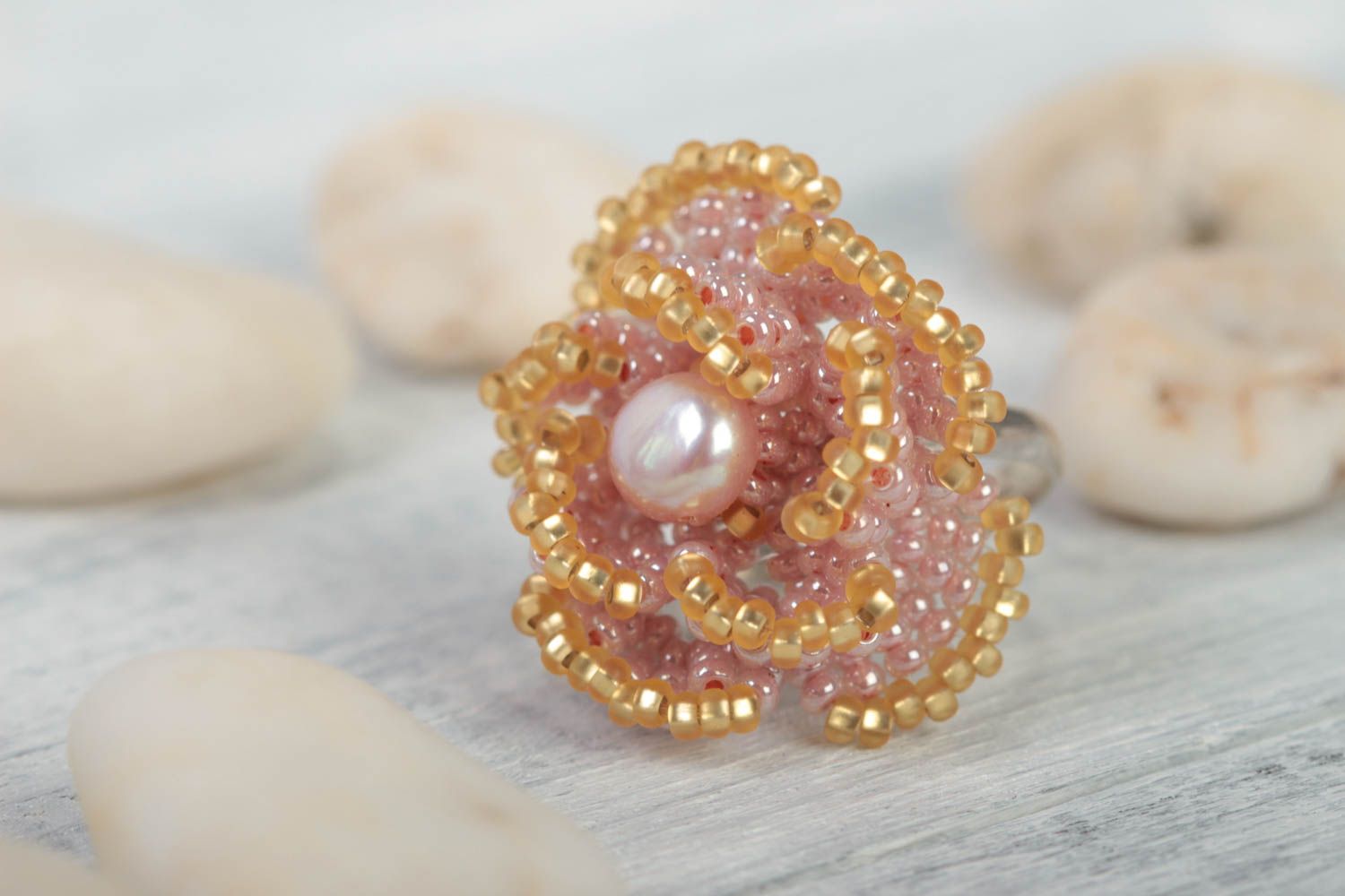 Bague originale avec perle naturelle et perles de rocaille Fleur faite main photo 1