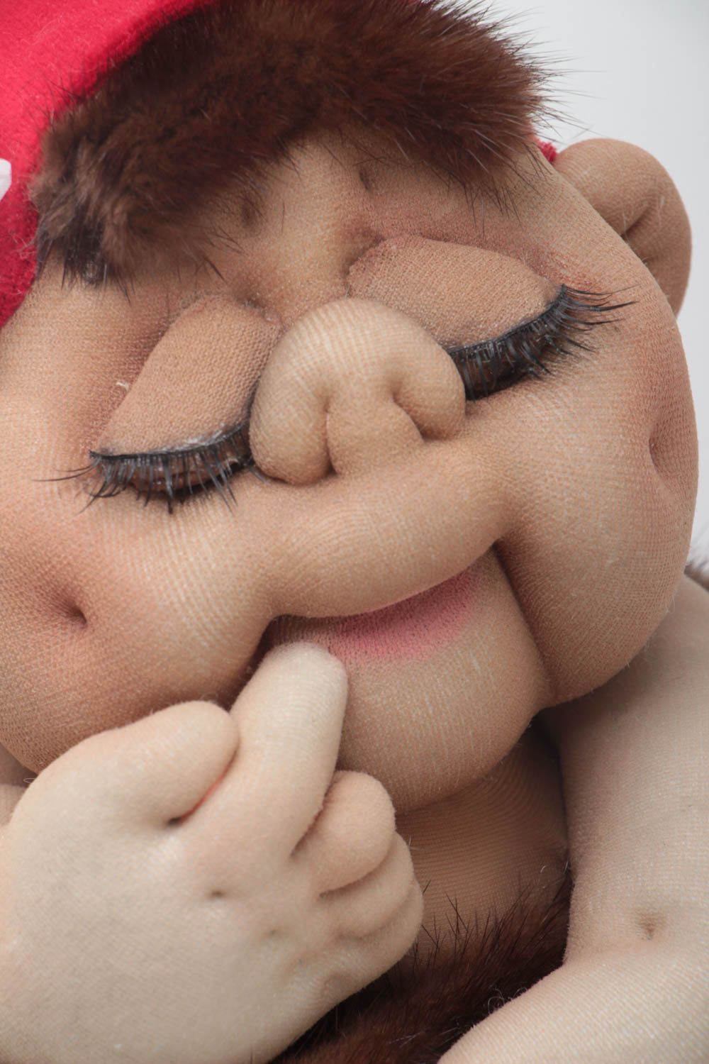 Handmade Puppe aus Capron mit Einsätzen von Kunstpelz in Rot Braun Beige foto 3