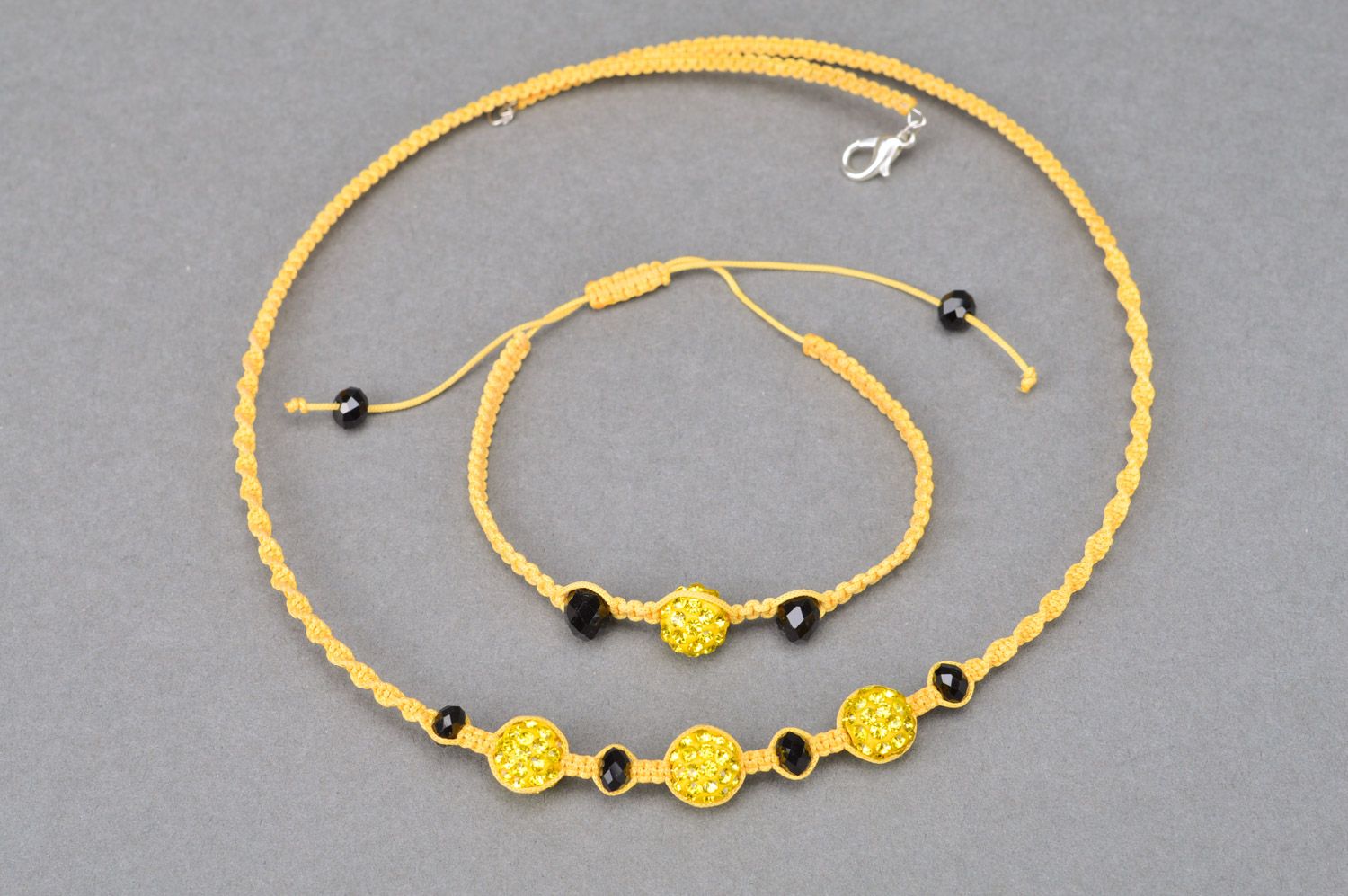 Collier et bracelet faits main fils et perles fantaisie jaunes originaux photo 2