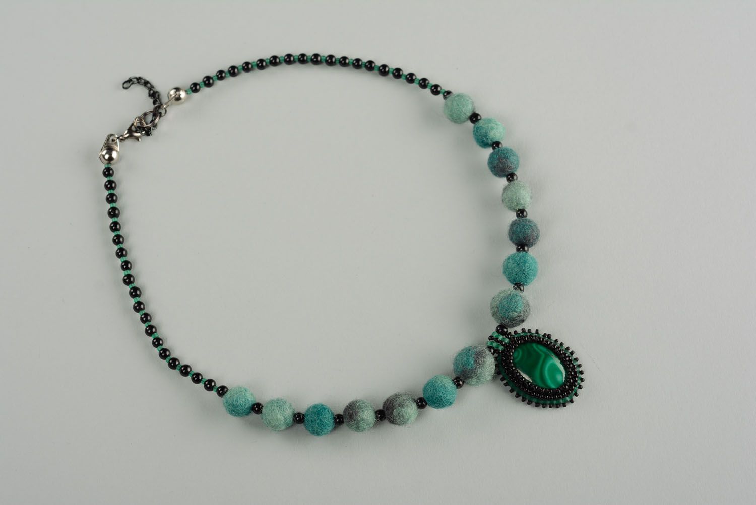 Necklace with felt beads and malachite stone photo 3