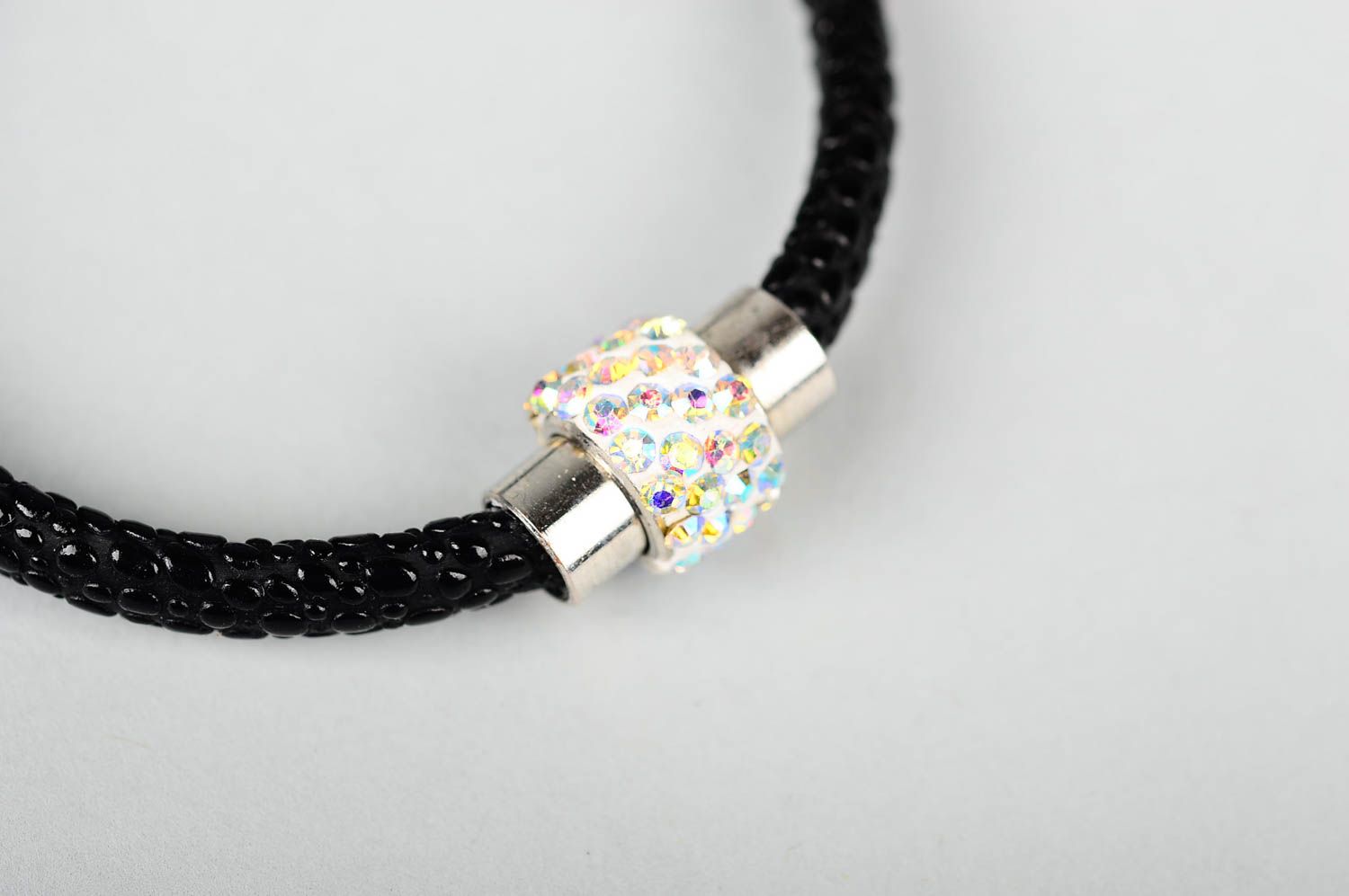 Bracelet cuir artificiel Bijou fait main de couleur noire Accessoire design photo 4