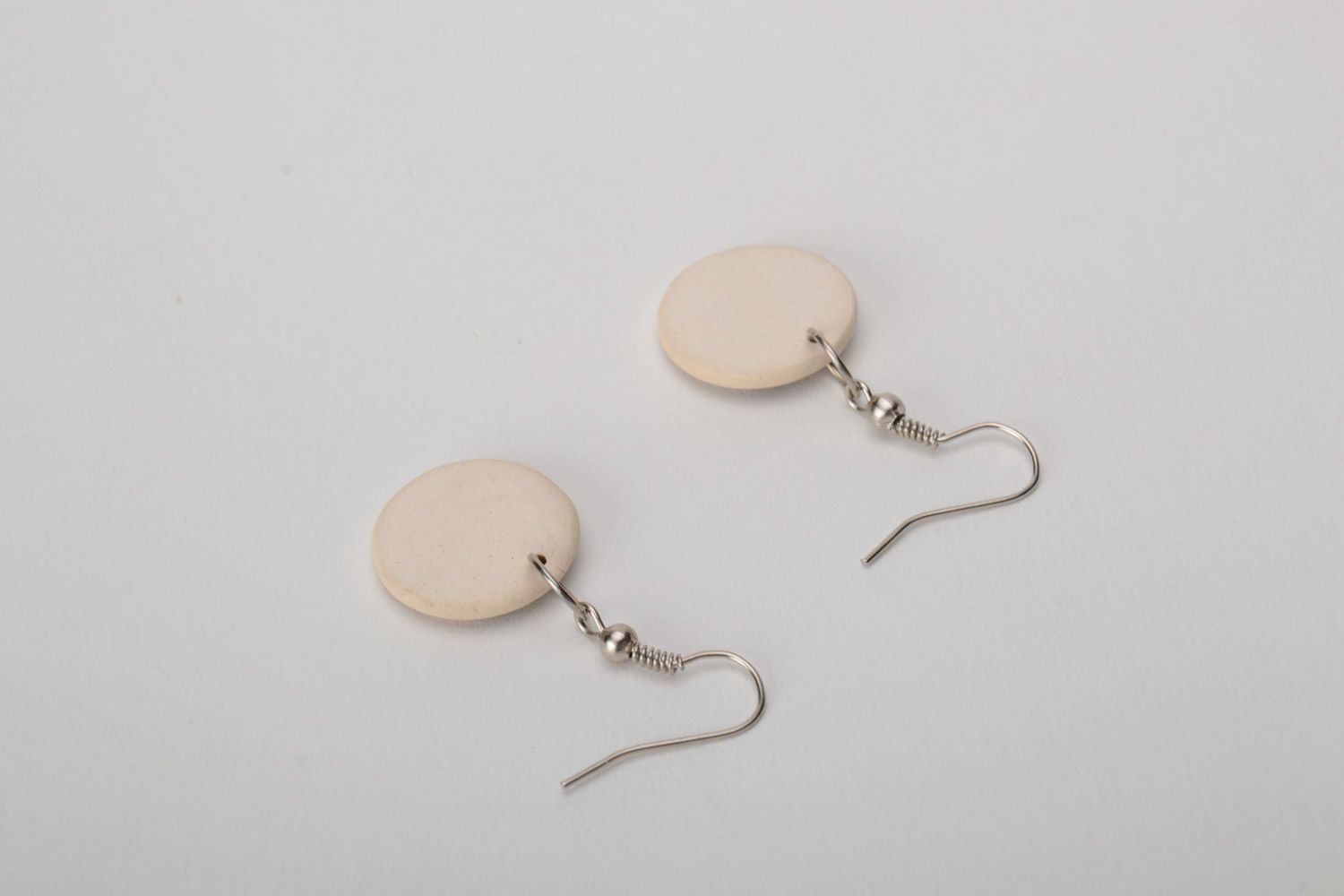 Runde originelle bemalte handgemachte Ohrringe aus weißem Ton mit Anhängern für Damen foto 4