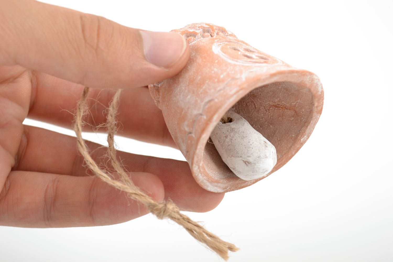 Маленький глиняный колокольчик в виде домика на шнурке ручной работы расписной фото 2