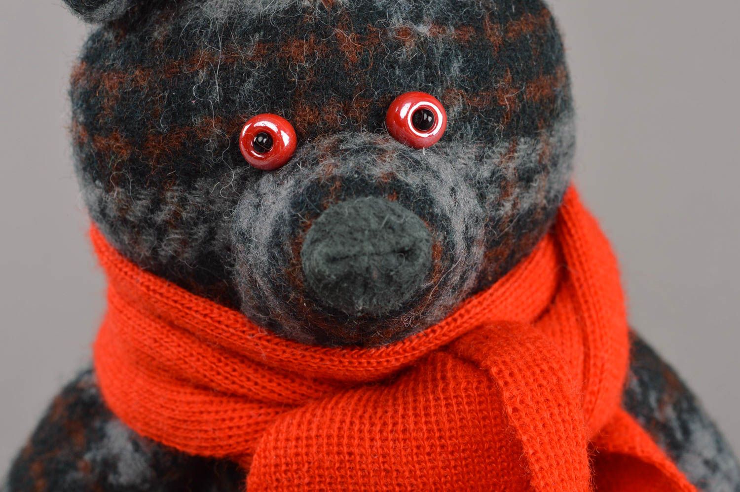 Peluche ours gris à carreax en mi-laine avec écharpe rouge fait main petit photo 3