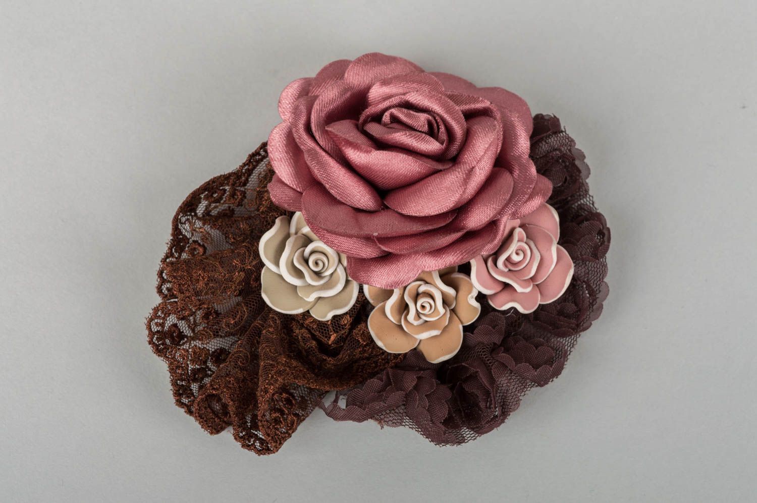 Текстильная брошь с цветами из полимерной глины и атласной розой ручной работы фото 2