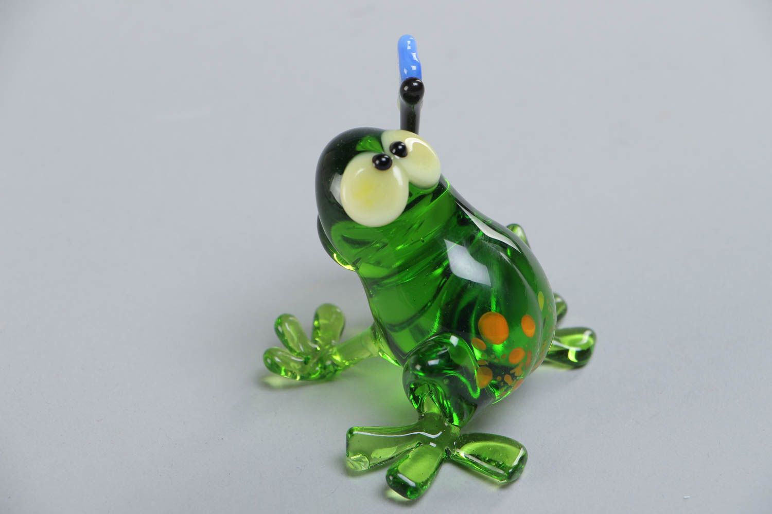Фигурка лягушки из стекла в технике лэмпворк ручной работы зеленая красивая фото 2