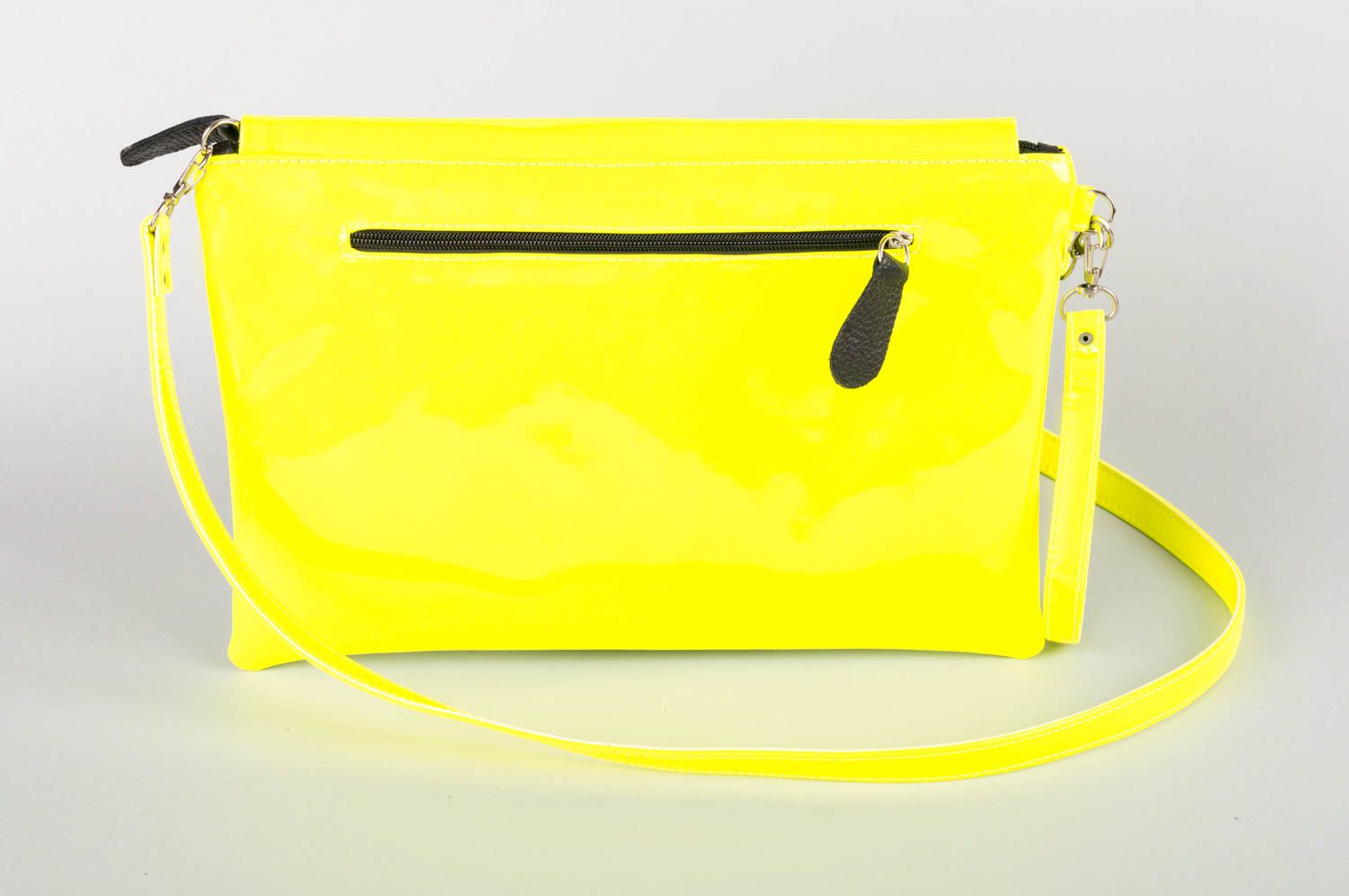 Petit sac bandoulière jaune en faux cuir fait main verni design original photo 3