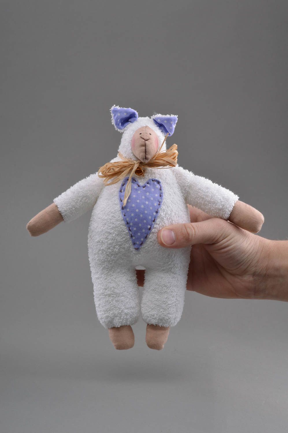 Игрушка из махровой ткани овечка с синим сердцем белая небольшая ручной работы фото 4