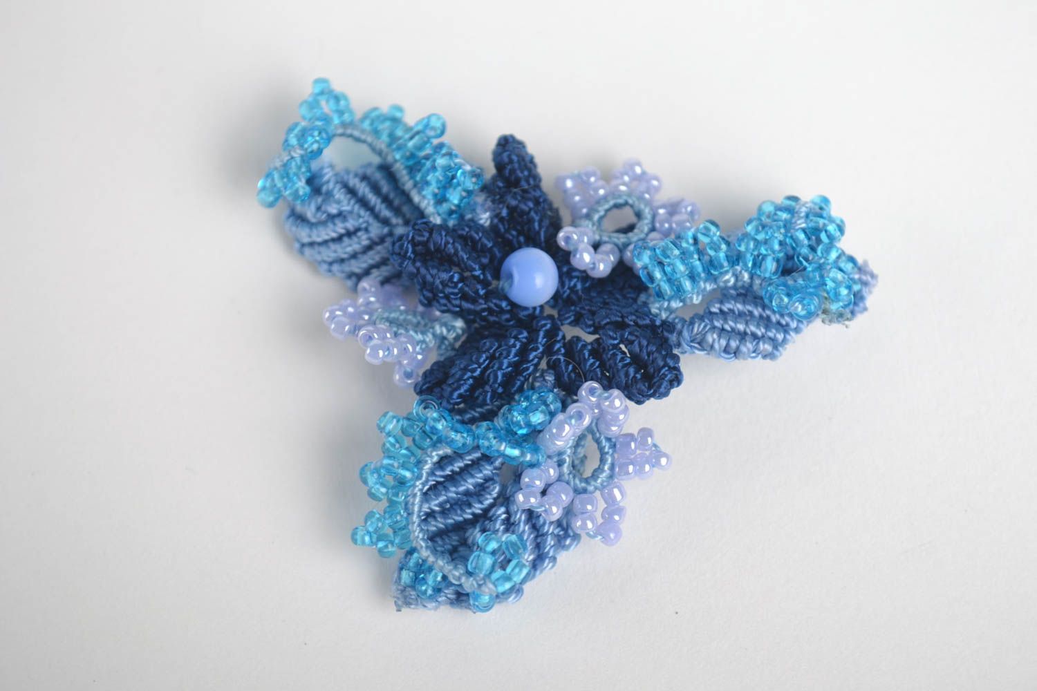 Broche textile fait main Bijou textile Accessoire femme Fleur bleue tressée photo 3