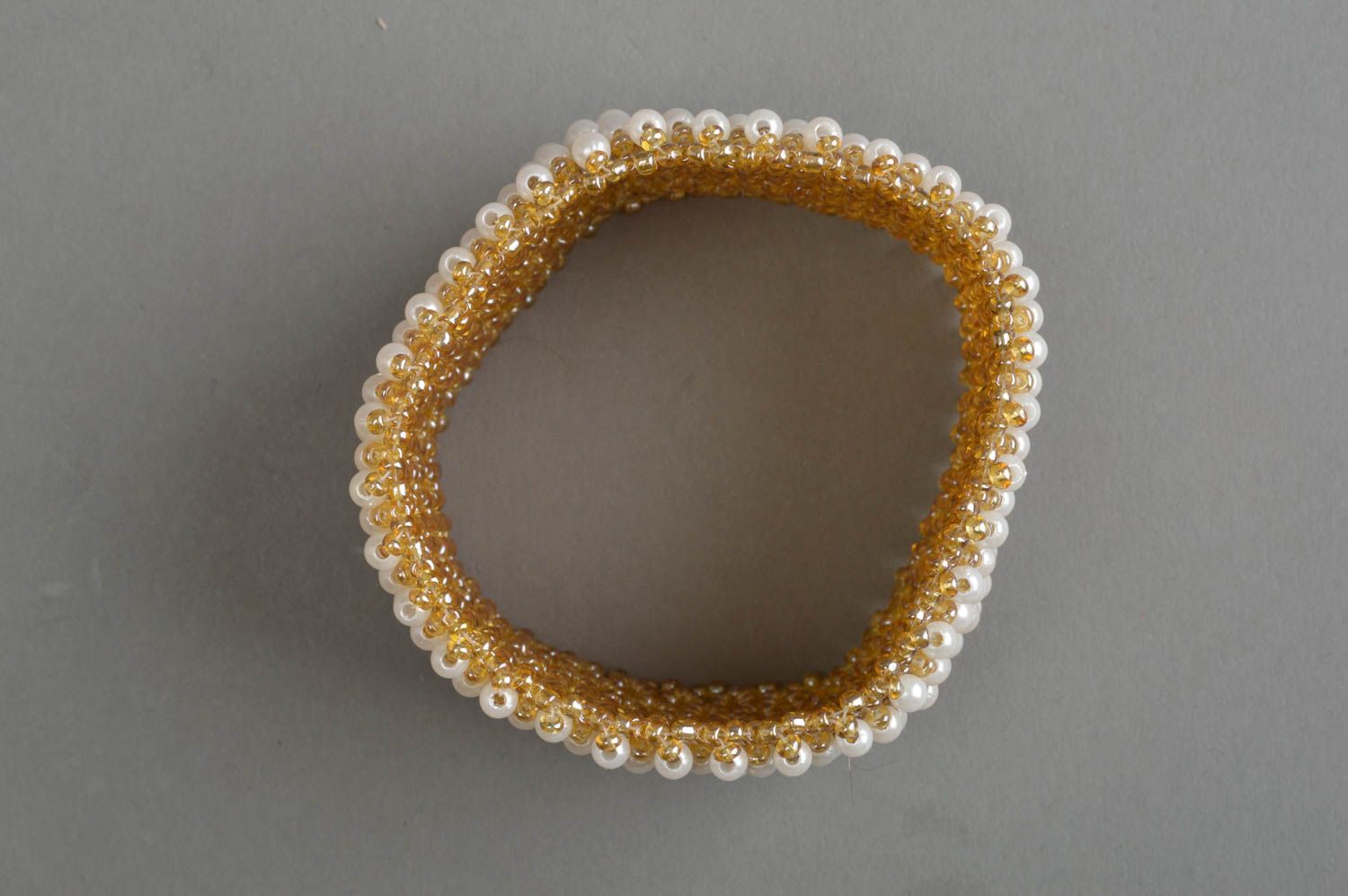 Bracelet en perles de rocaille large fait main blanc d'or accessoire bijou photo 3