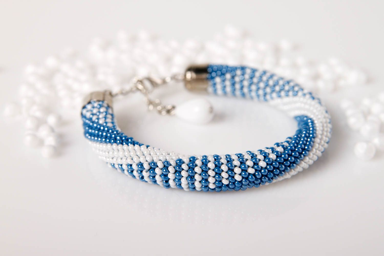 Weiß blaues Glasperlen Armband handmade Designer Schmuck Frauen Accessoire eng foto 1