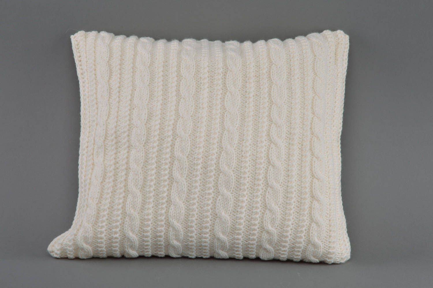 Вязаная диванная подушка белая с деревянными пуговицами квадратная ручной работы фото 2