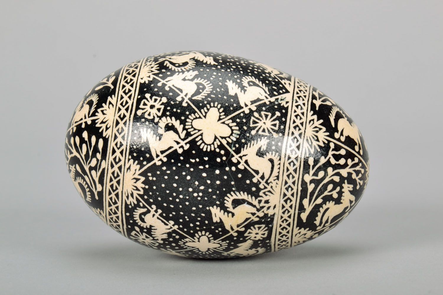 Black-and-white Easter egg photo 3
