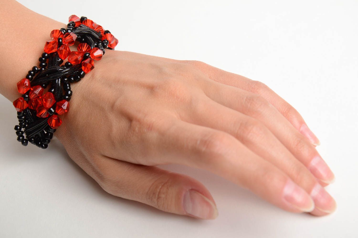 Бисерный браслет с бусинами плетеный женский широкий на цепочке красный с черным фото 2