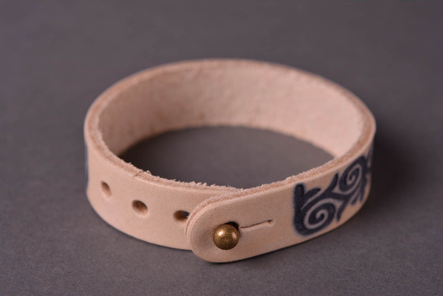 Кожаный браслет ручной работы украшение из кожи браслет на руку светлый фото 4
