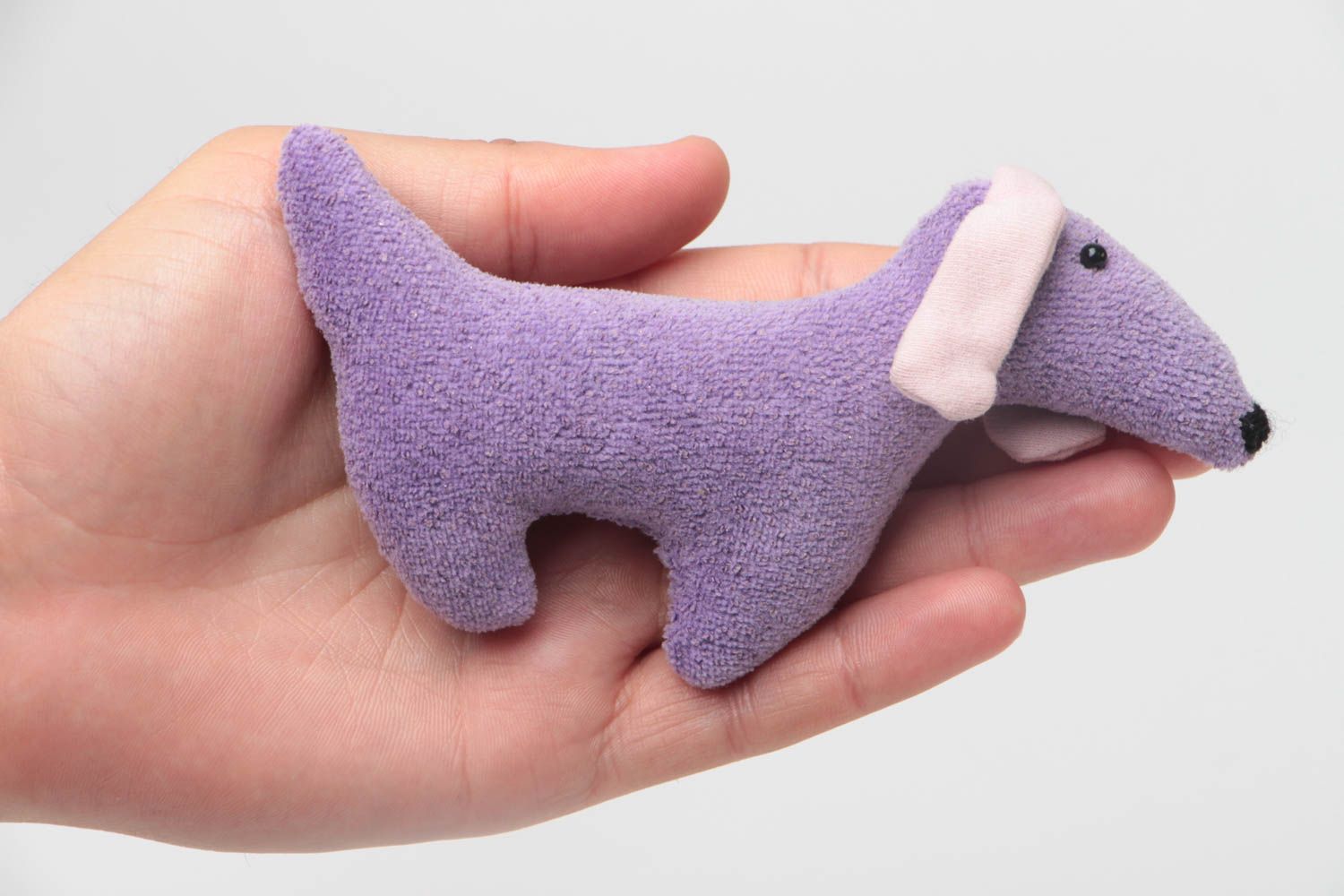 Фиолетовая мягкая игрушка ручной работы в виде таксы из трикотажа для ребенка фото 5