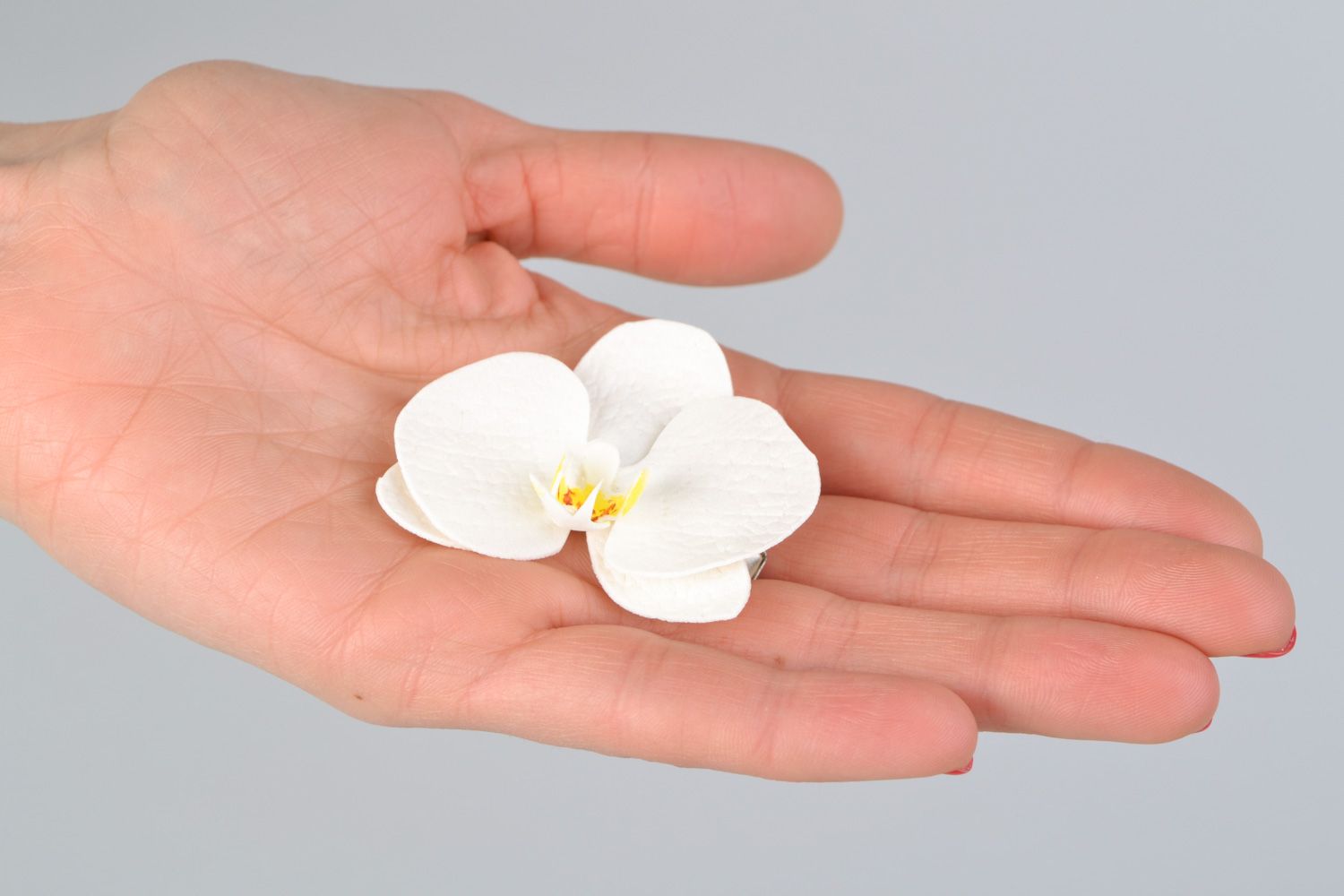 Pinza con flor para el pelo hecha a mano de fom con forma de orquídea blanca foto 2
