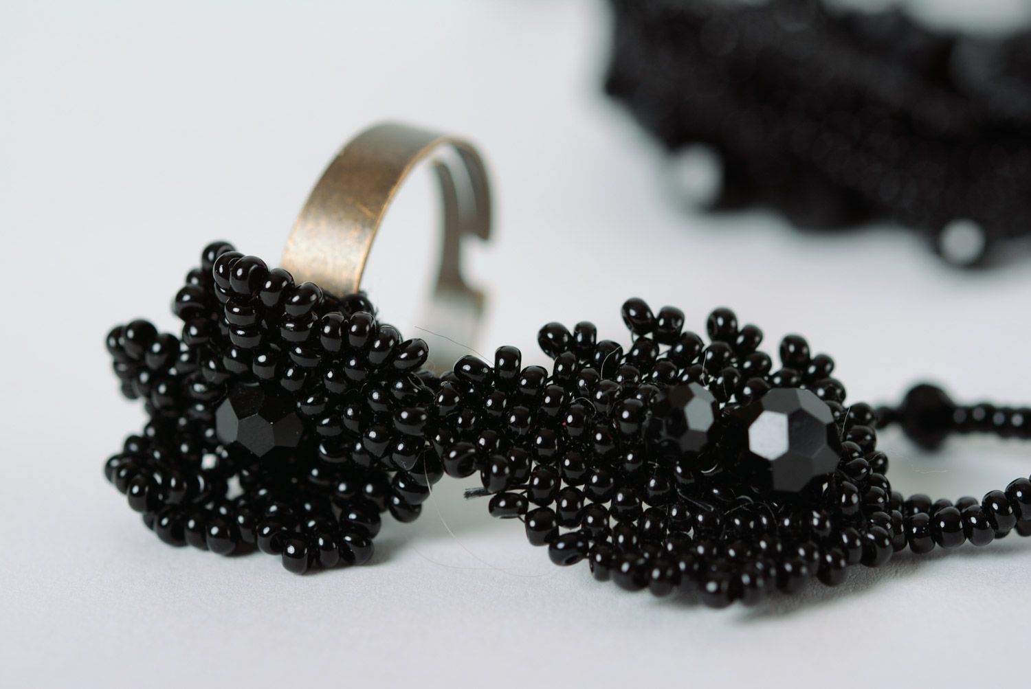 Handmade elegant designer slave bracelet woven of black beads with leaves photo 5