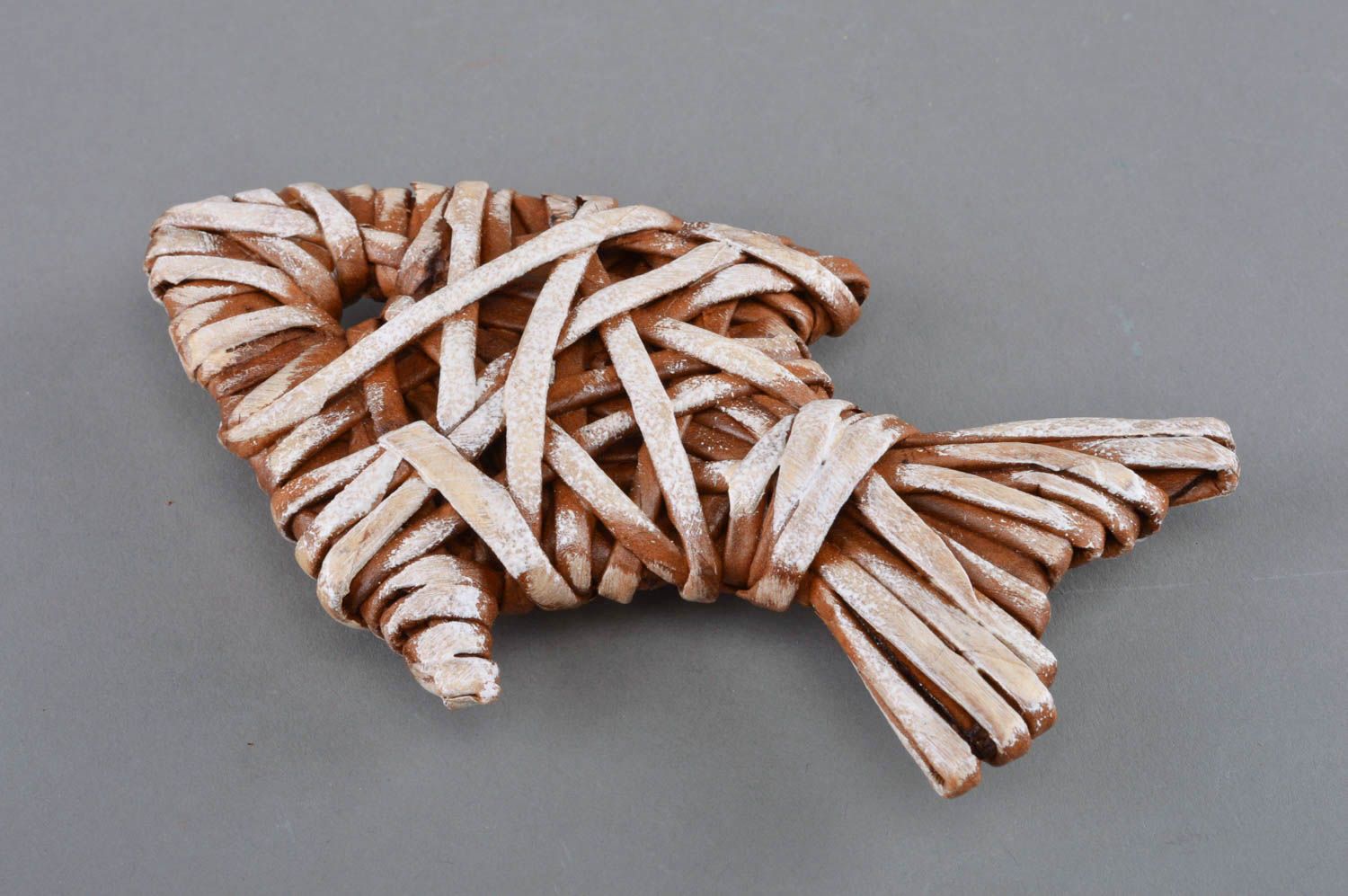 Небольшая рыбка из бумажных трубочек ручной работы для декора красивая фото 4
