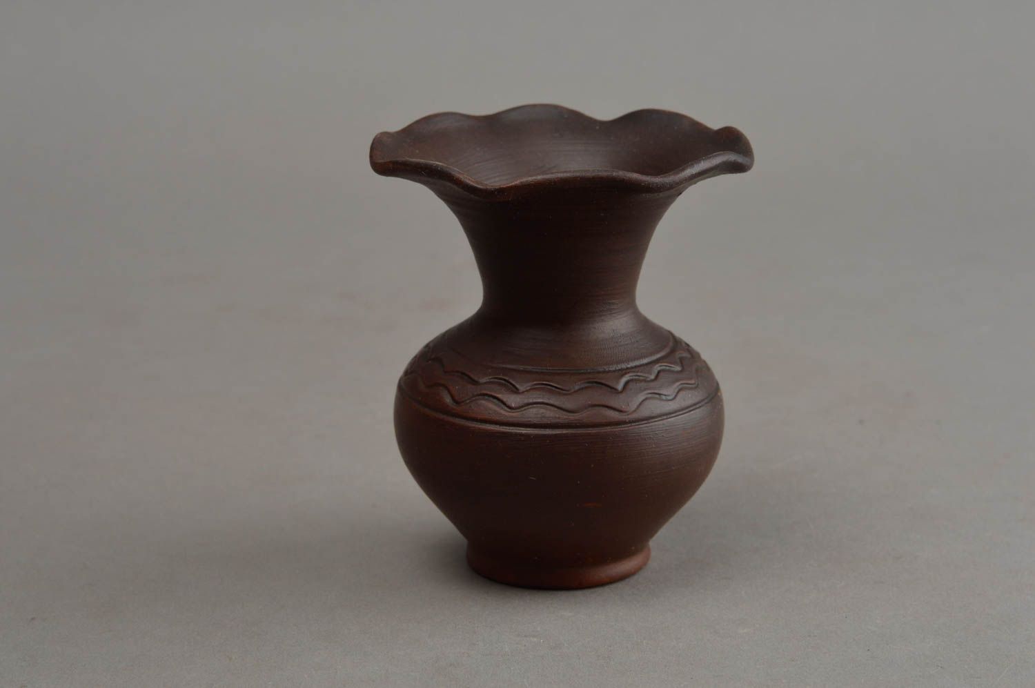 Vase miniature en céramique marron foncé bel original décoratif fait main photo 2