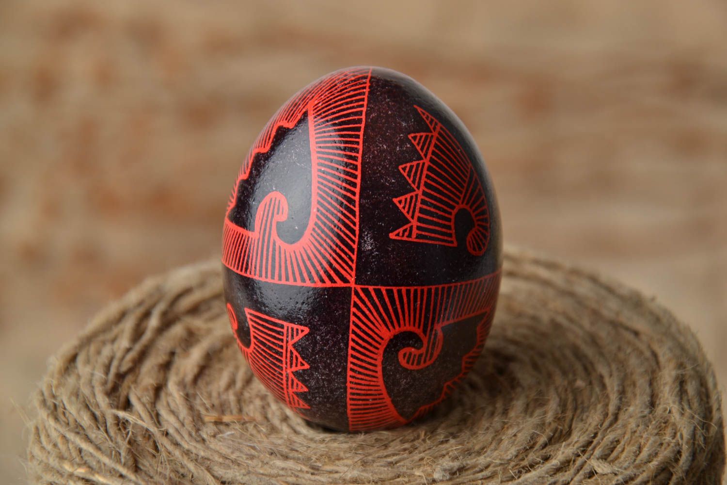 Пасхальное яйцо ручной работы черное с красным  фото 1