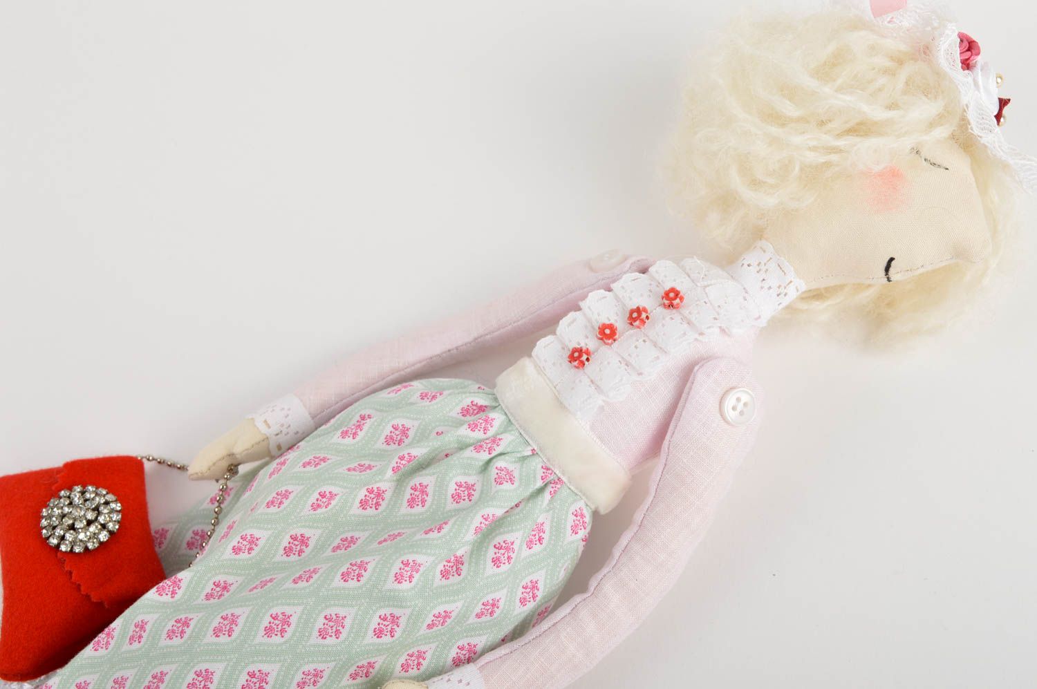 Кукла ручной работы кукла из ткани с красной сумкой мягкая кукла красивая фото 4