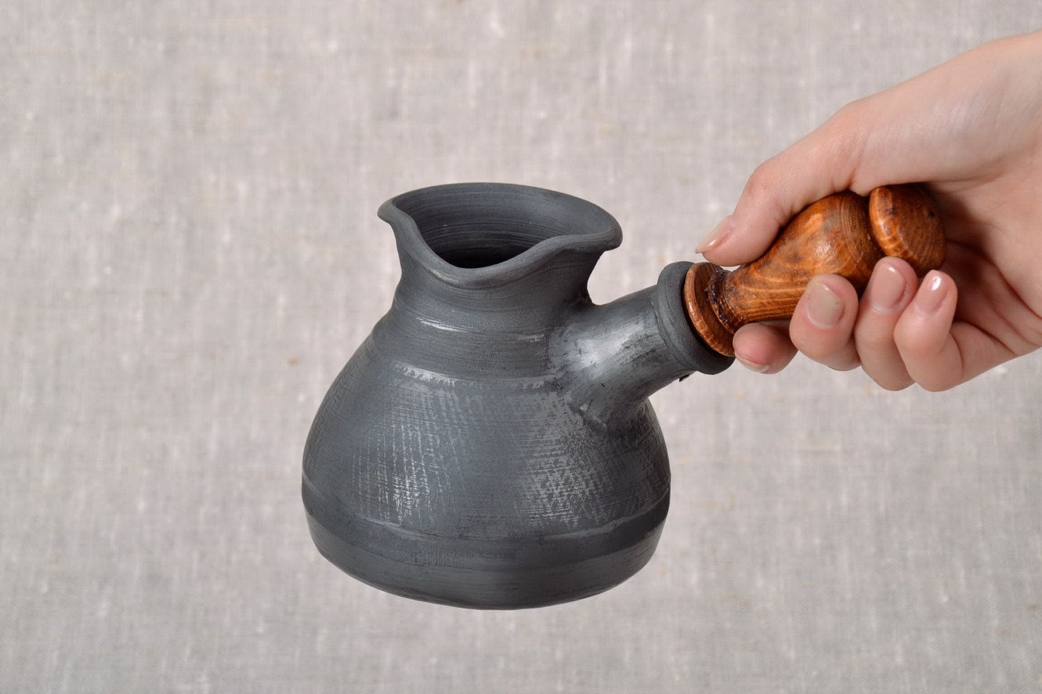 Ibrik in ceramica fatto a mano pentolino da caffè turco per preparare il caffè
 foto 5