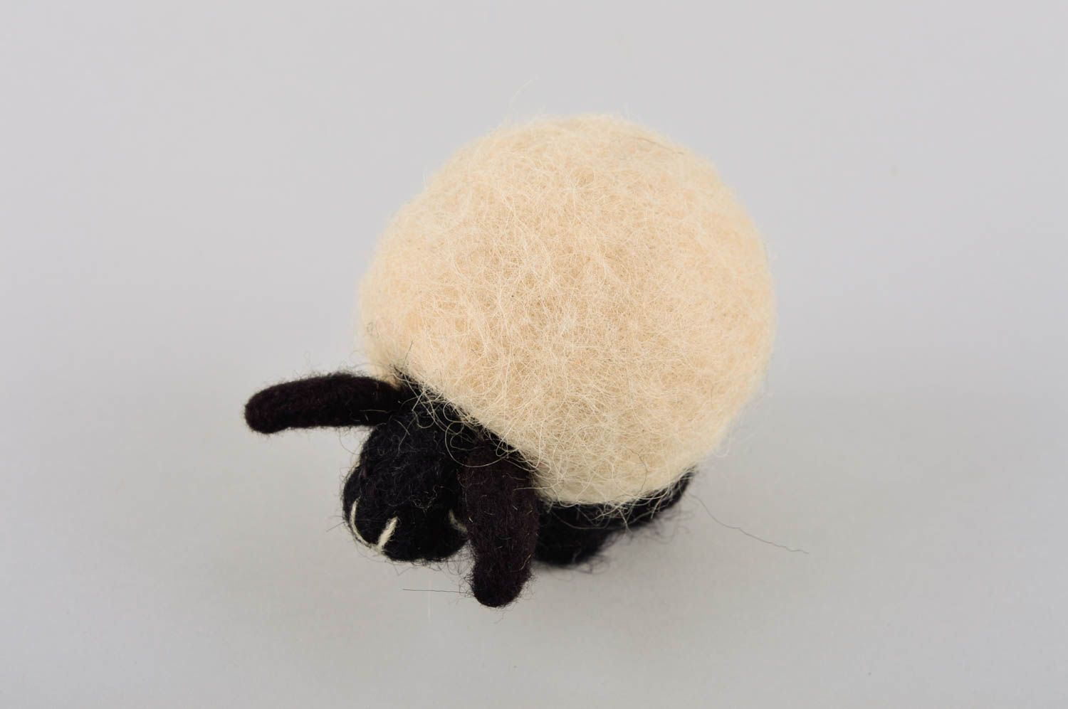 Валяная игрушка ручной работы валяная овечка игрушка из шерсти красивая декор фото 2