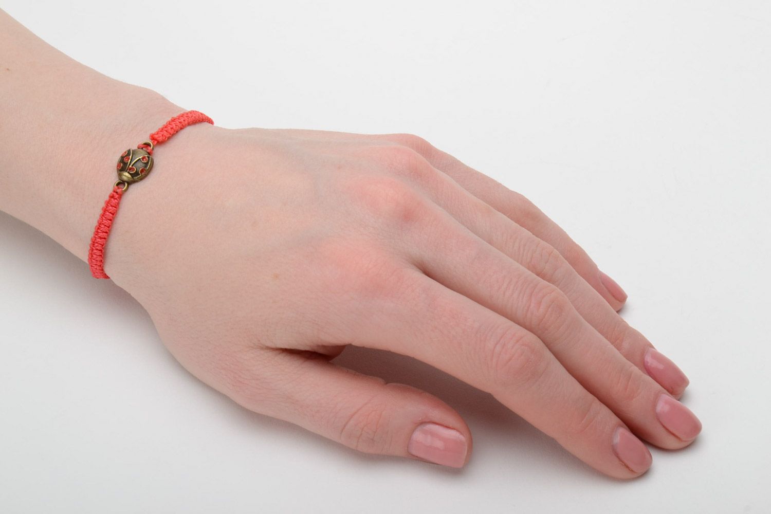 Rotes Armband aus Fäden in Makramee Technik für Frauen handgefertigt foto 2