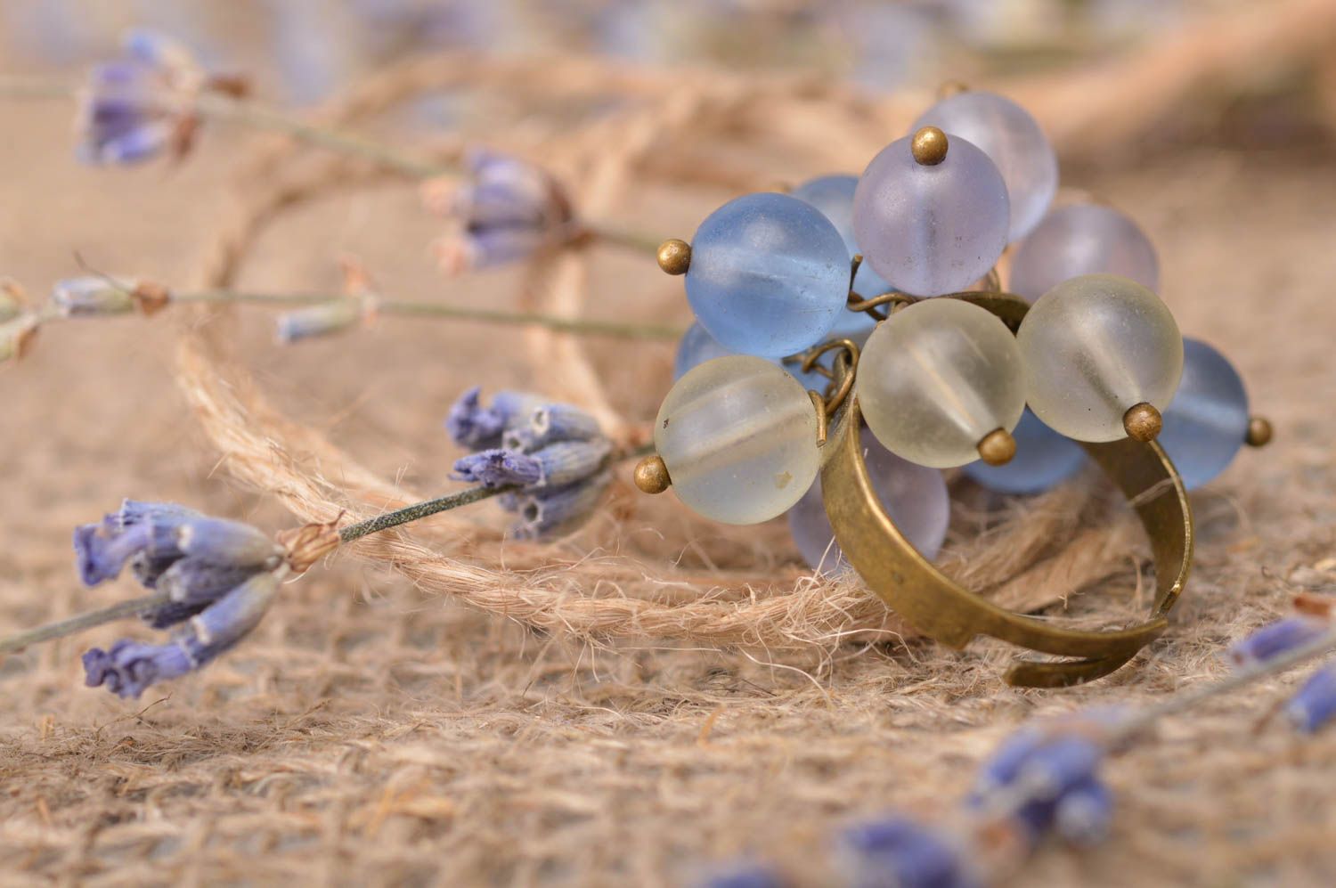 Красивое кольцо со стеклянными бусинками ручной работы авторское стильное фото 1